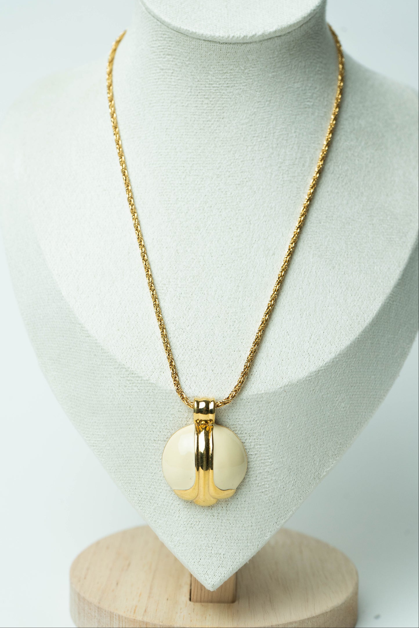 The Nina Ricci Coquille d'Ivoire Pendant Necklace