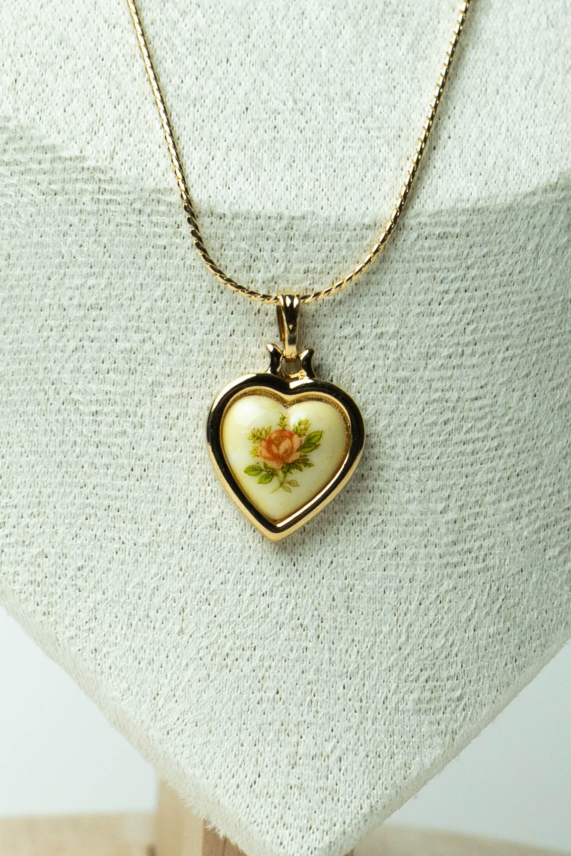 The Nina Ricci Coeur de Rose Porcelain Pendant Necklace