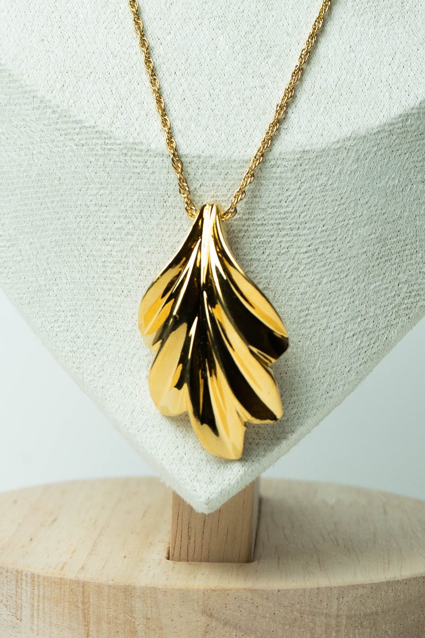 The D’Orlan Feuille Sculptée Pendant Necklace