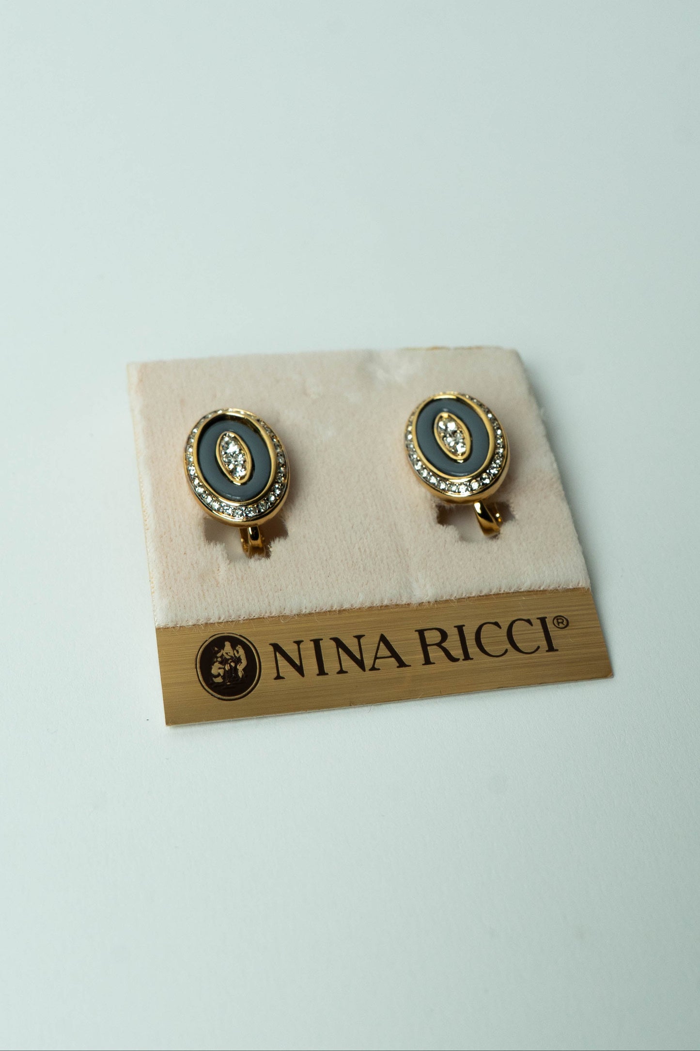 The Nina Ricci Médaillon Ovale Émail Gris Earrings