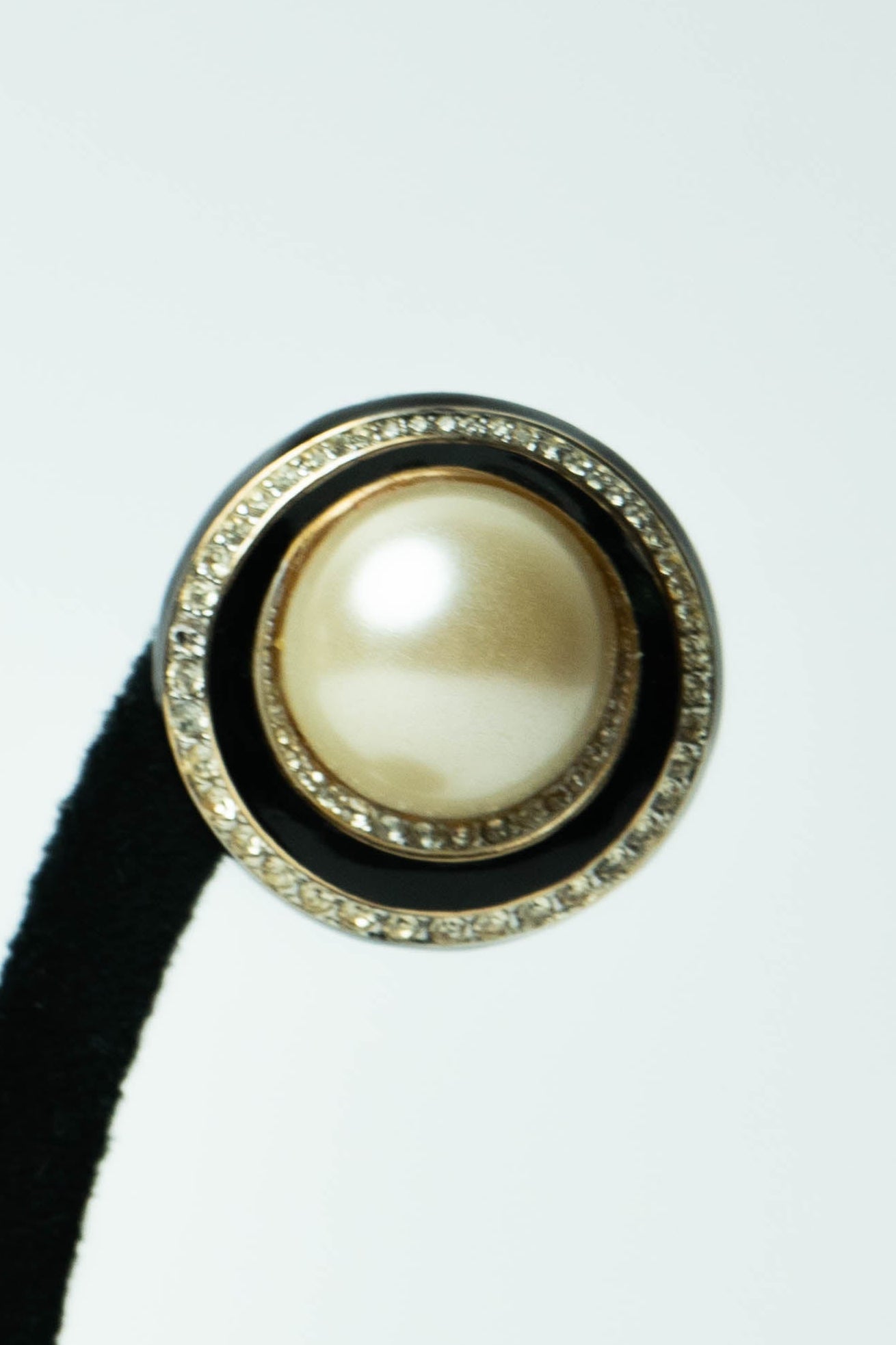 The Nina Ricci Cible de Perle et Émail Noir Earrings
