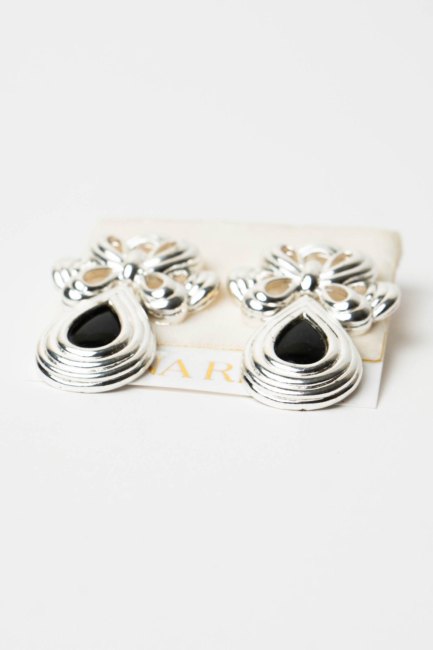 The Nina Ricci Nœud Baroque et Goutte de jais Earrings