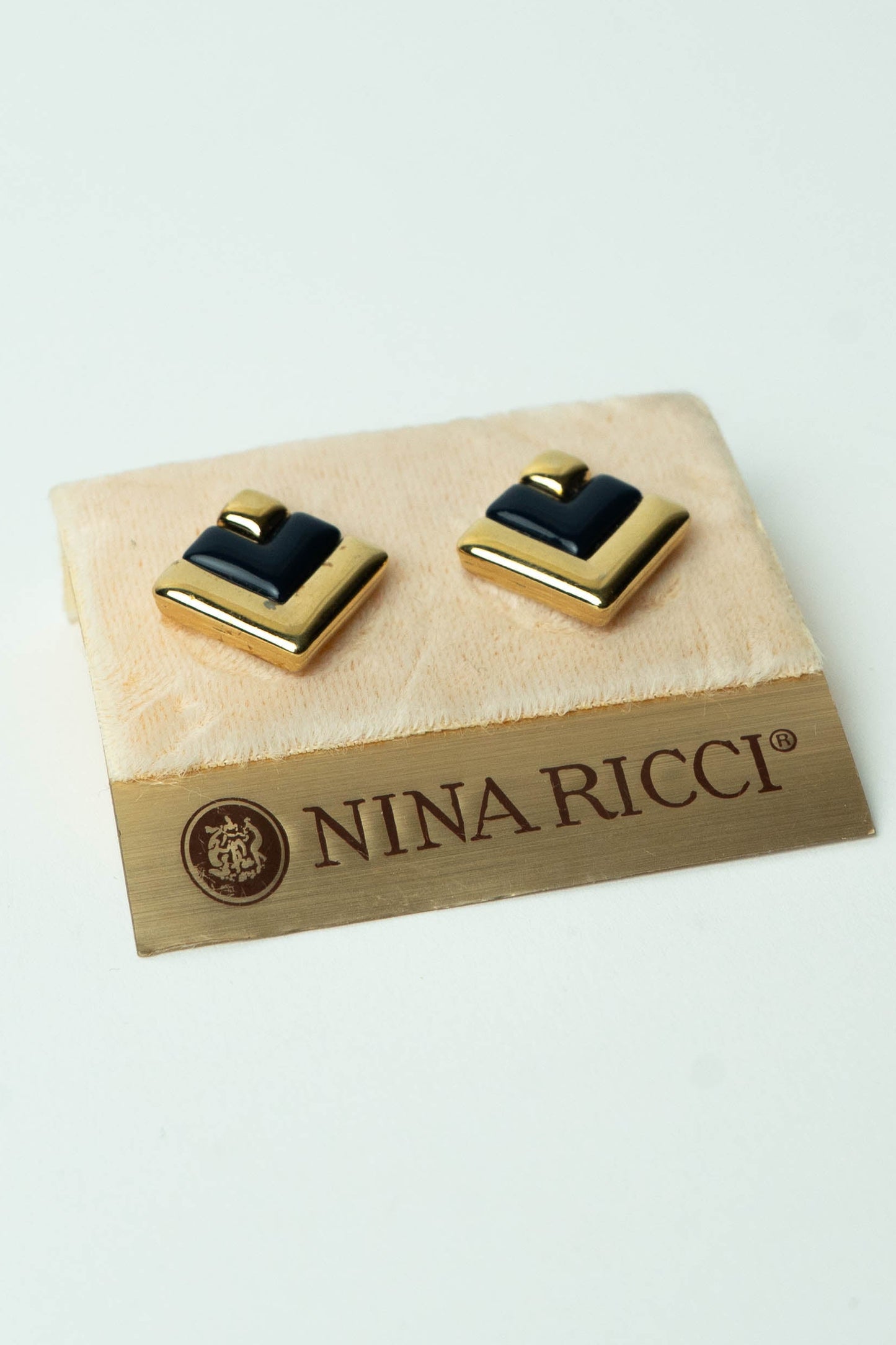 The Nina Ricci Chevron Graphique et Émail Noir Earrings