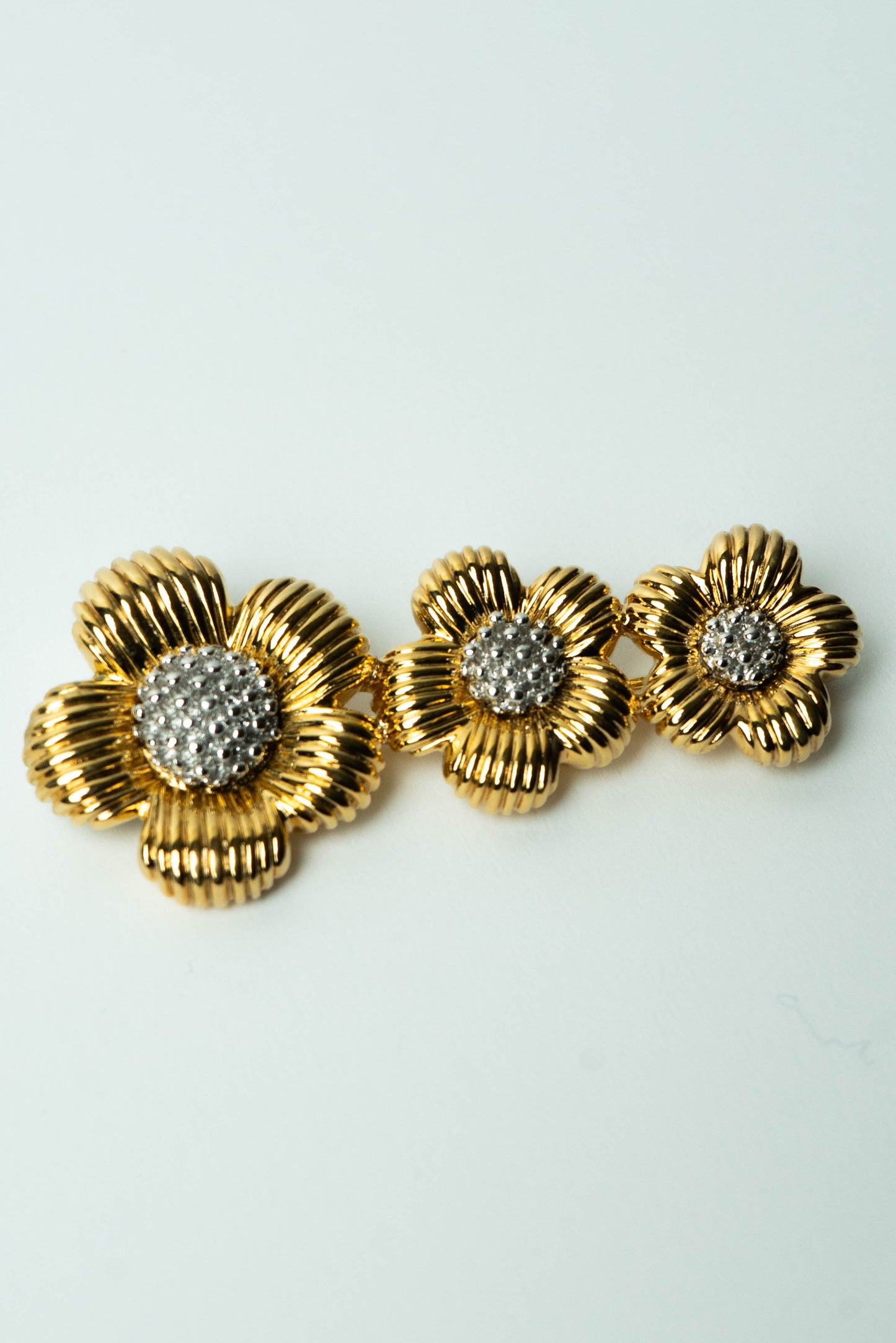 The Nina Ricci Trio de Fleurs Côtelées au Cœur Granulé Brooch