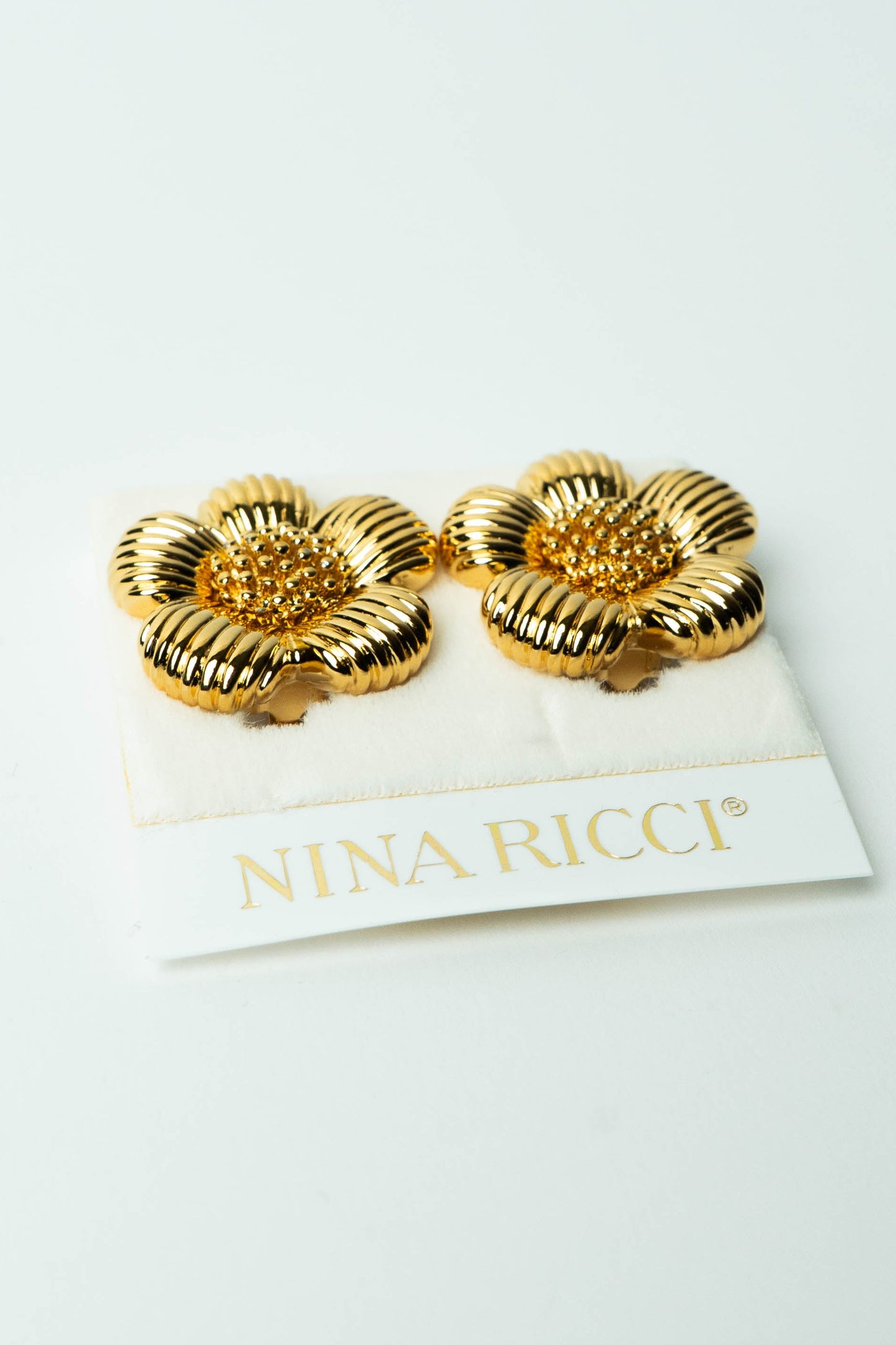 The Nina Ricci Fleur Côtelée d’Or au Cœur Granulé Clip-On Earrings