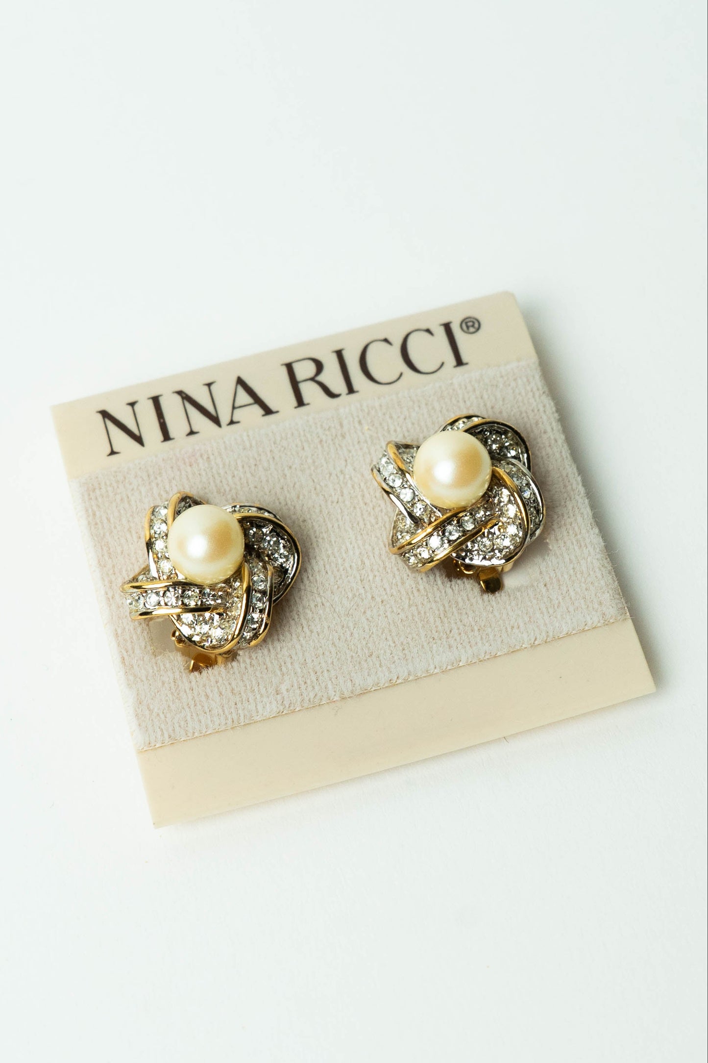 The Nina Ricci Nœud d’Amour de Cristal et Perle Clip-On Earrings