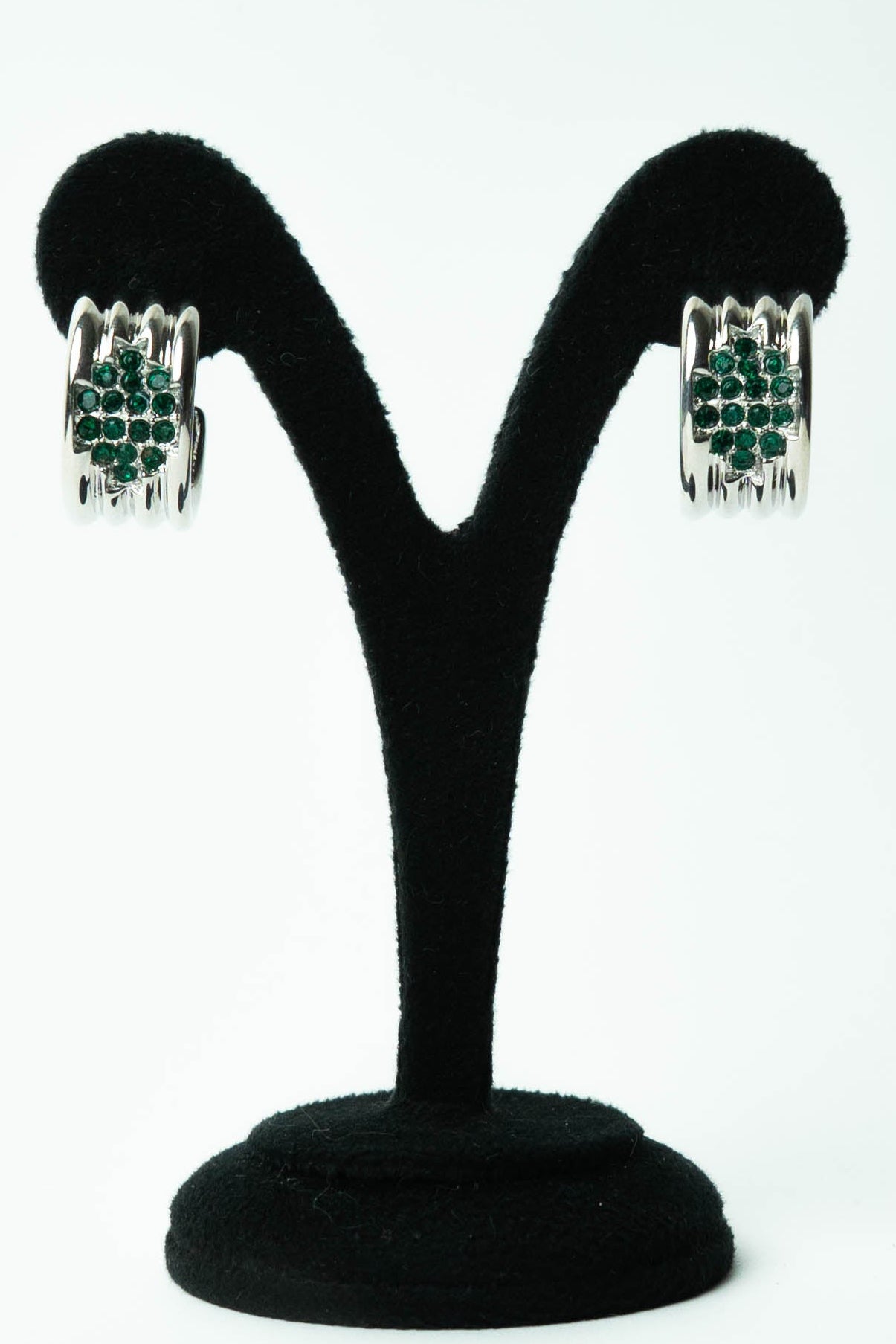 The Nina Ricci Demi-Créole Côtelée et Losange d'Émeraude Stud Earrings
