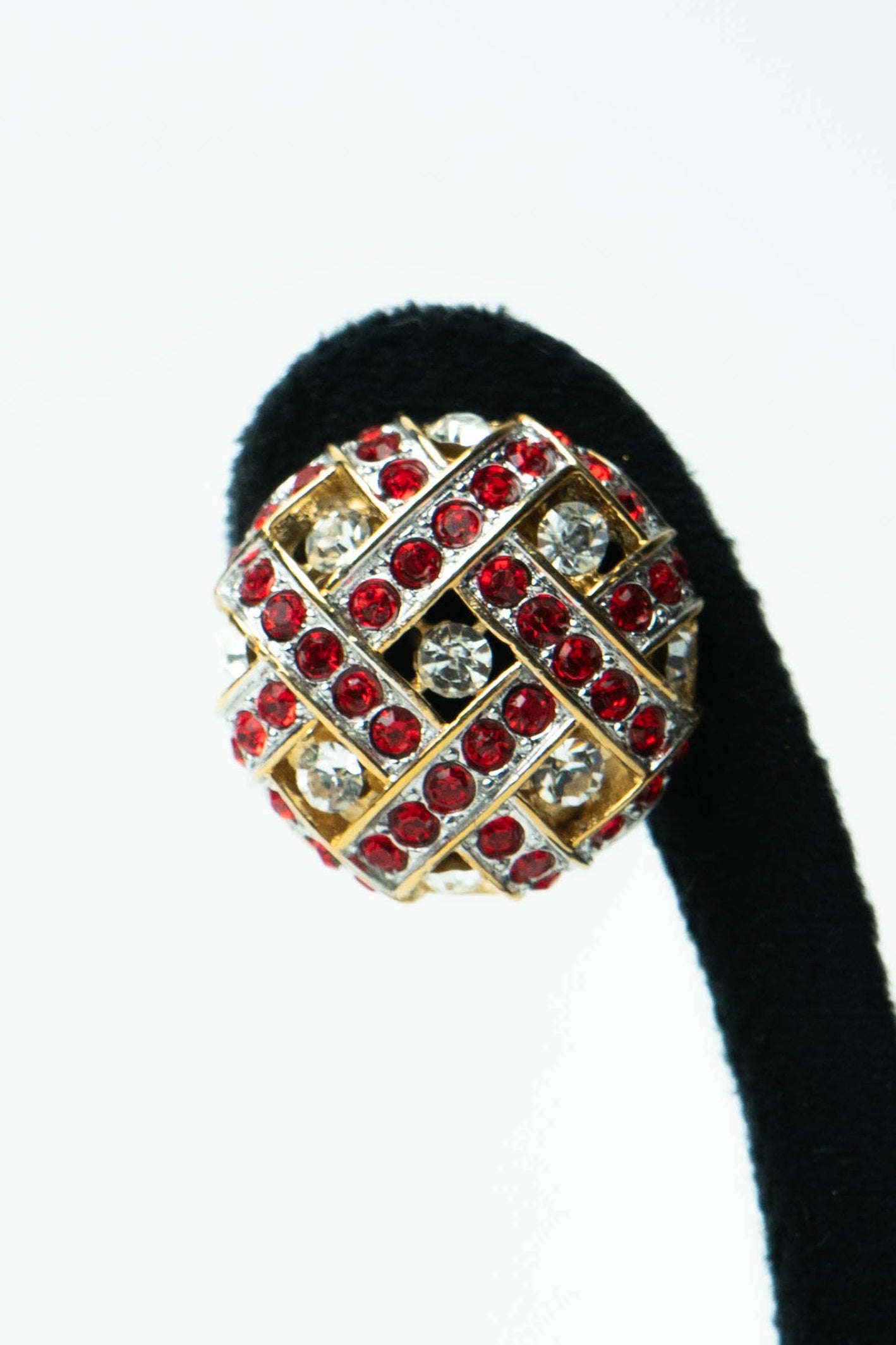 The Nina Ricci Dôme en Treillis de Rubis et Cristal Earrings