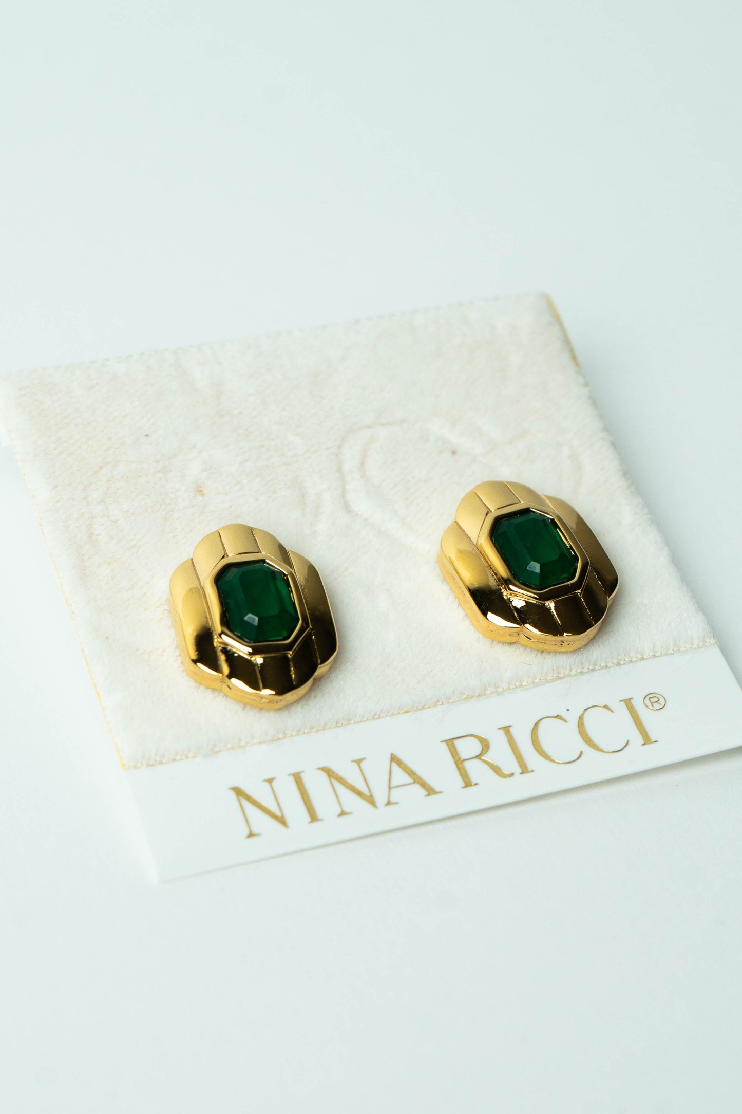 The Nina Ricci Émeraude Octogonale et Cadre Côtelé Stud Earrings