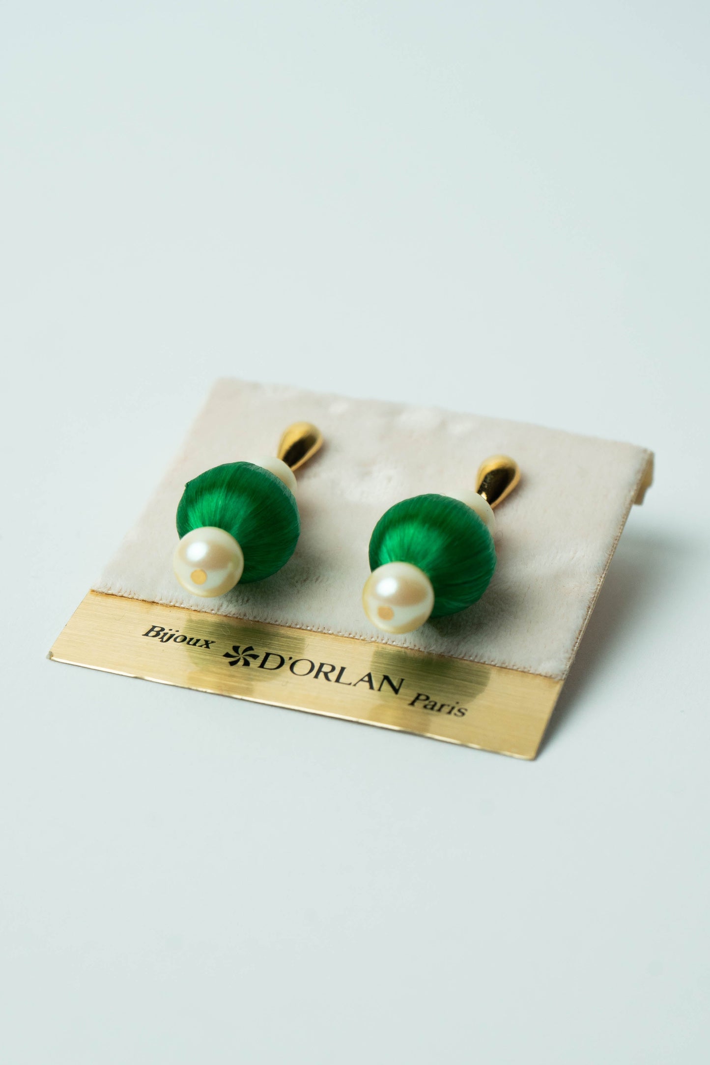 The D'Orlan Gland de Soie Verte et Perle Drop Stud Earrings
