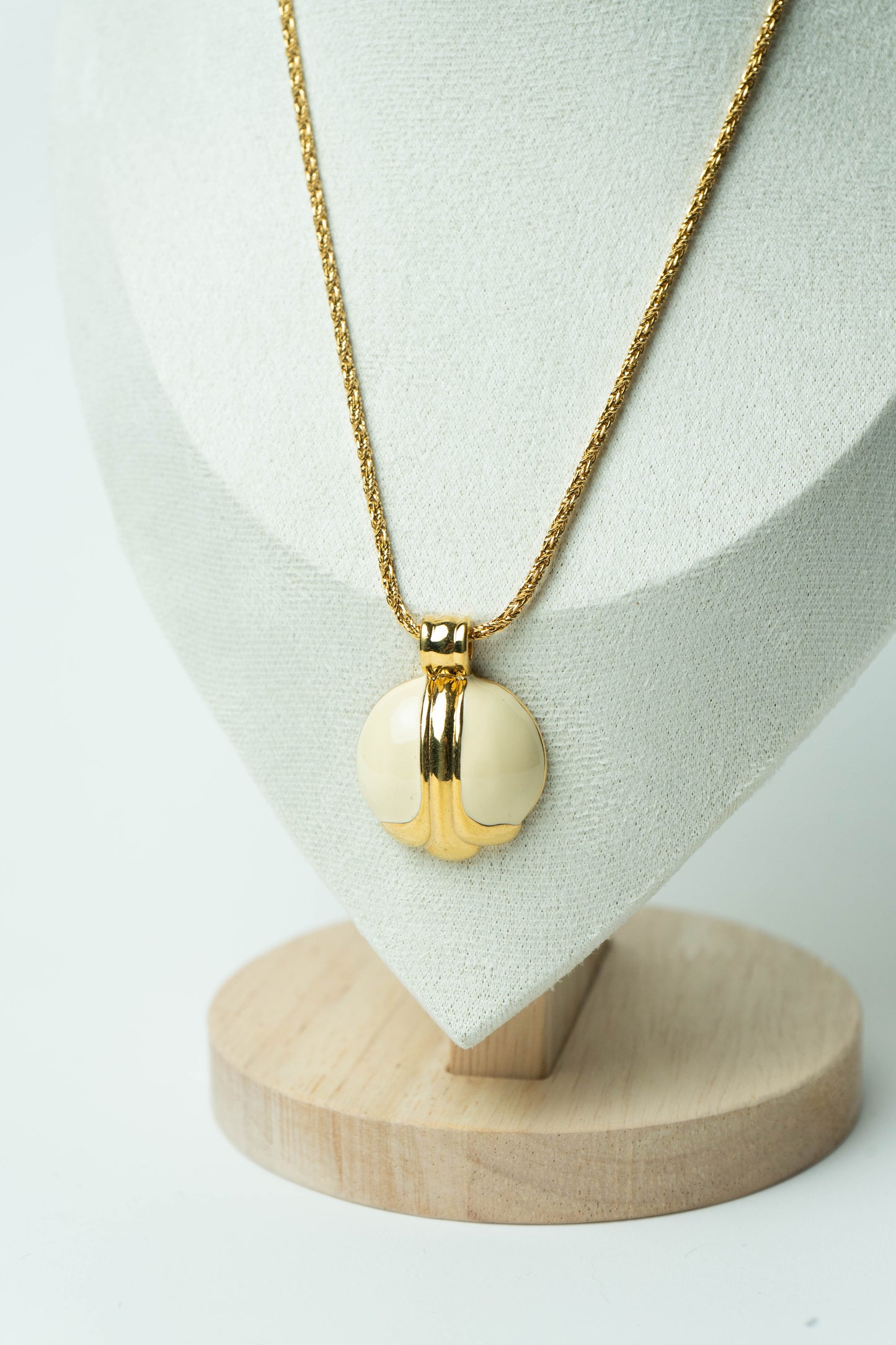 The Nina Ricci Coquille d'Ivoire Pendant Necklace
