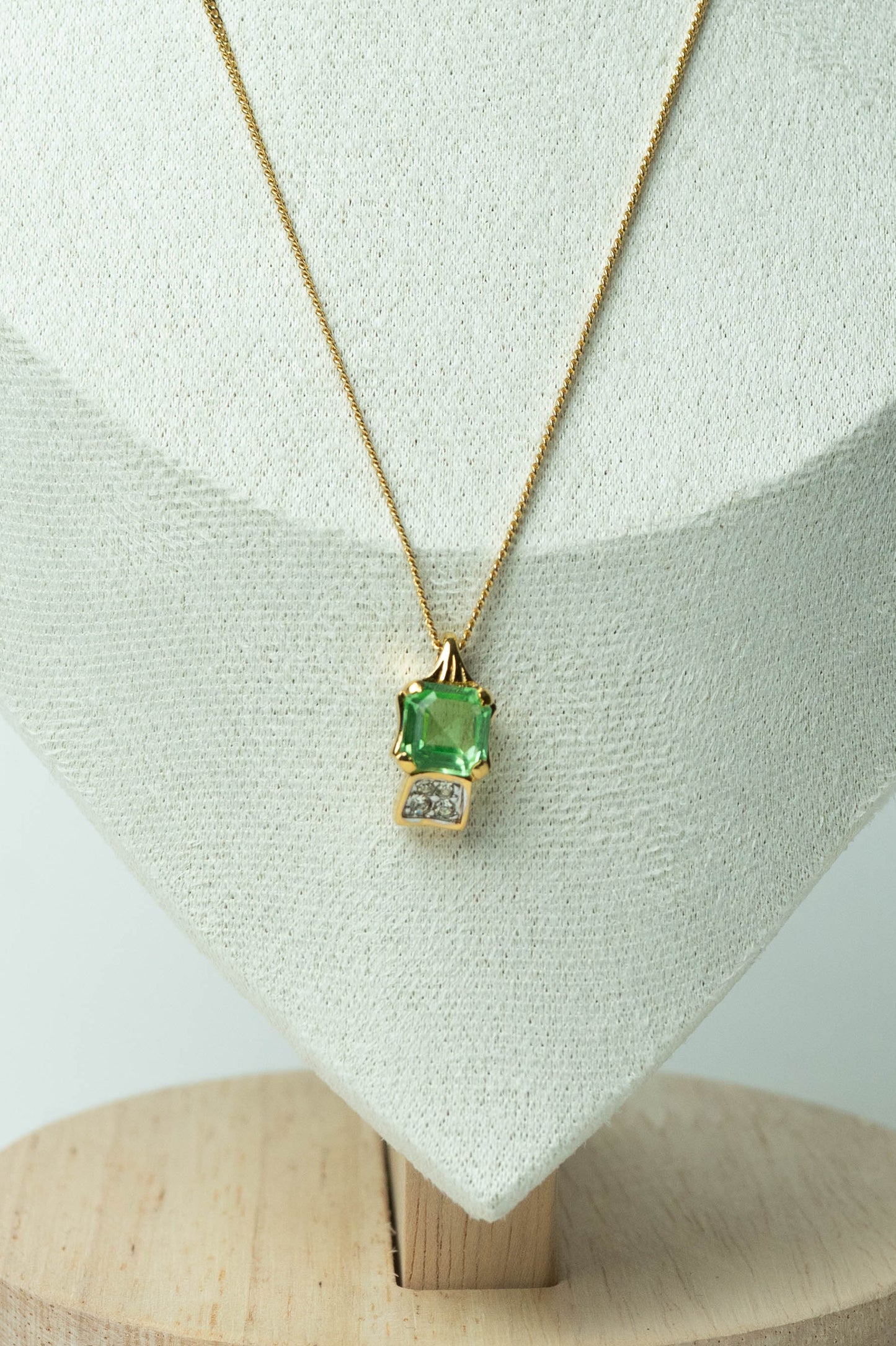 The Nina Ricci Émeraude Carré Pendant Necklace