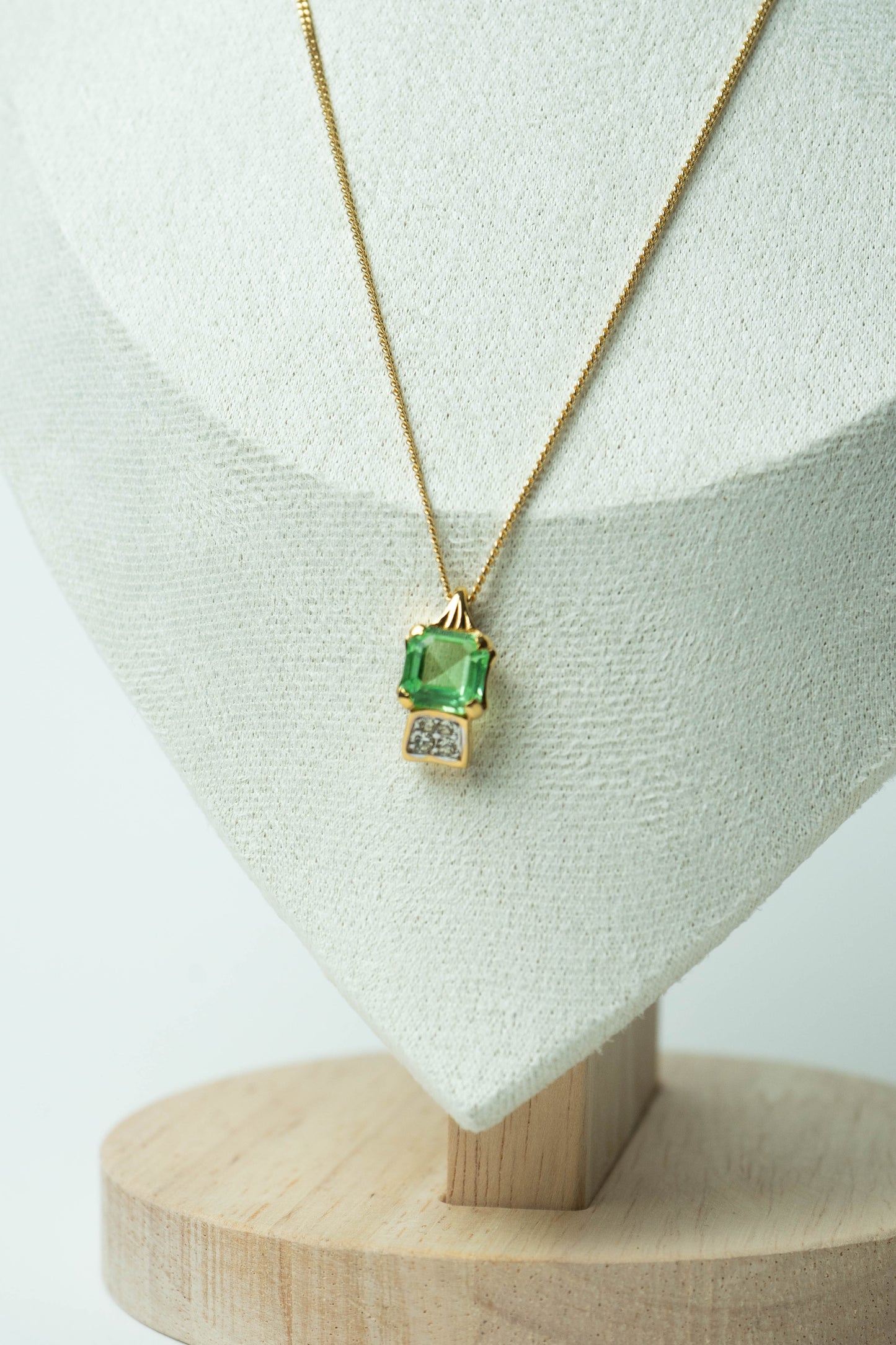 The Nina Ricci Émeraude Carré Pendant Necklace