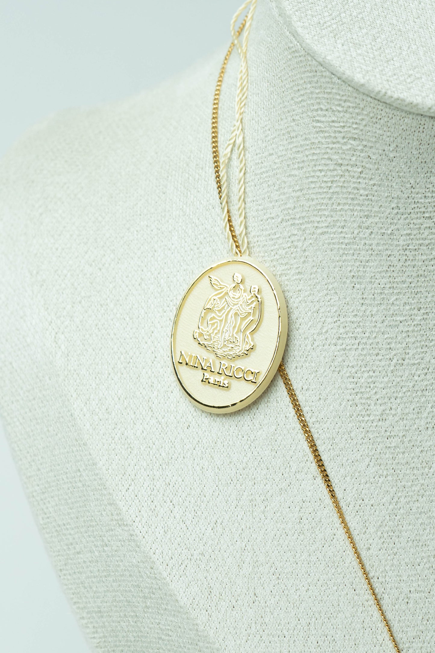 The Nina Ricci Émeraude Carré Pendant Necklace