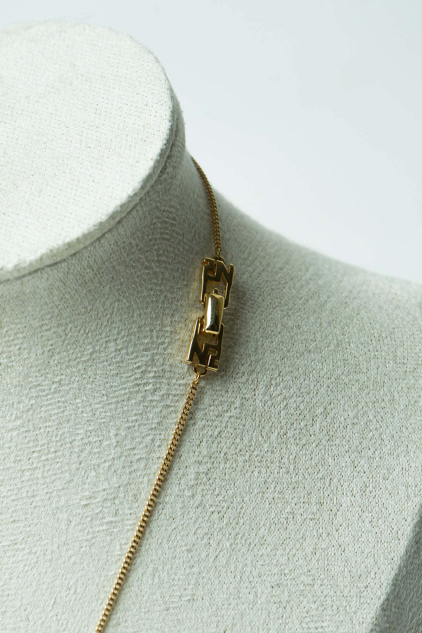 The Nina Ricci Émeraude Carré Pendant Necklace