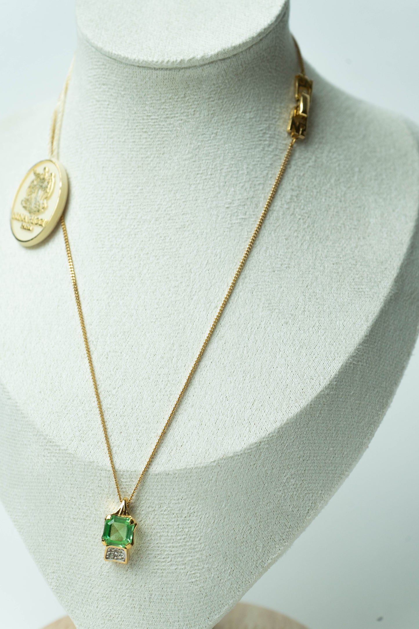 The Nina Ricci Émeraude Carré Pendant Necklace