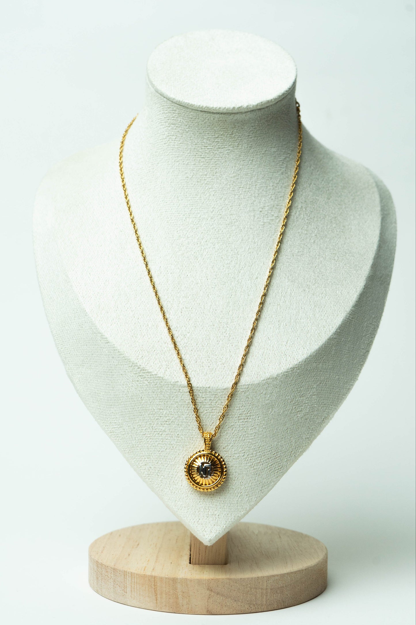 The Nina Ricci Médaillon Éclat d'Argent Necklace