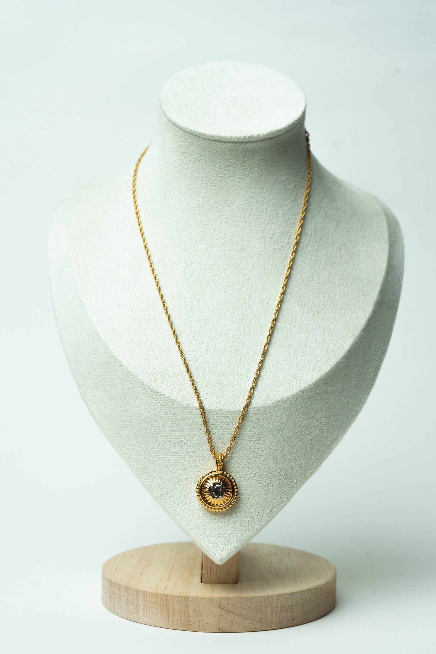 The Nina Ricci Médaillon Éclat d'Argent Necklace
