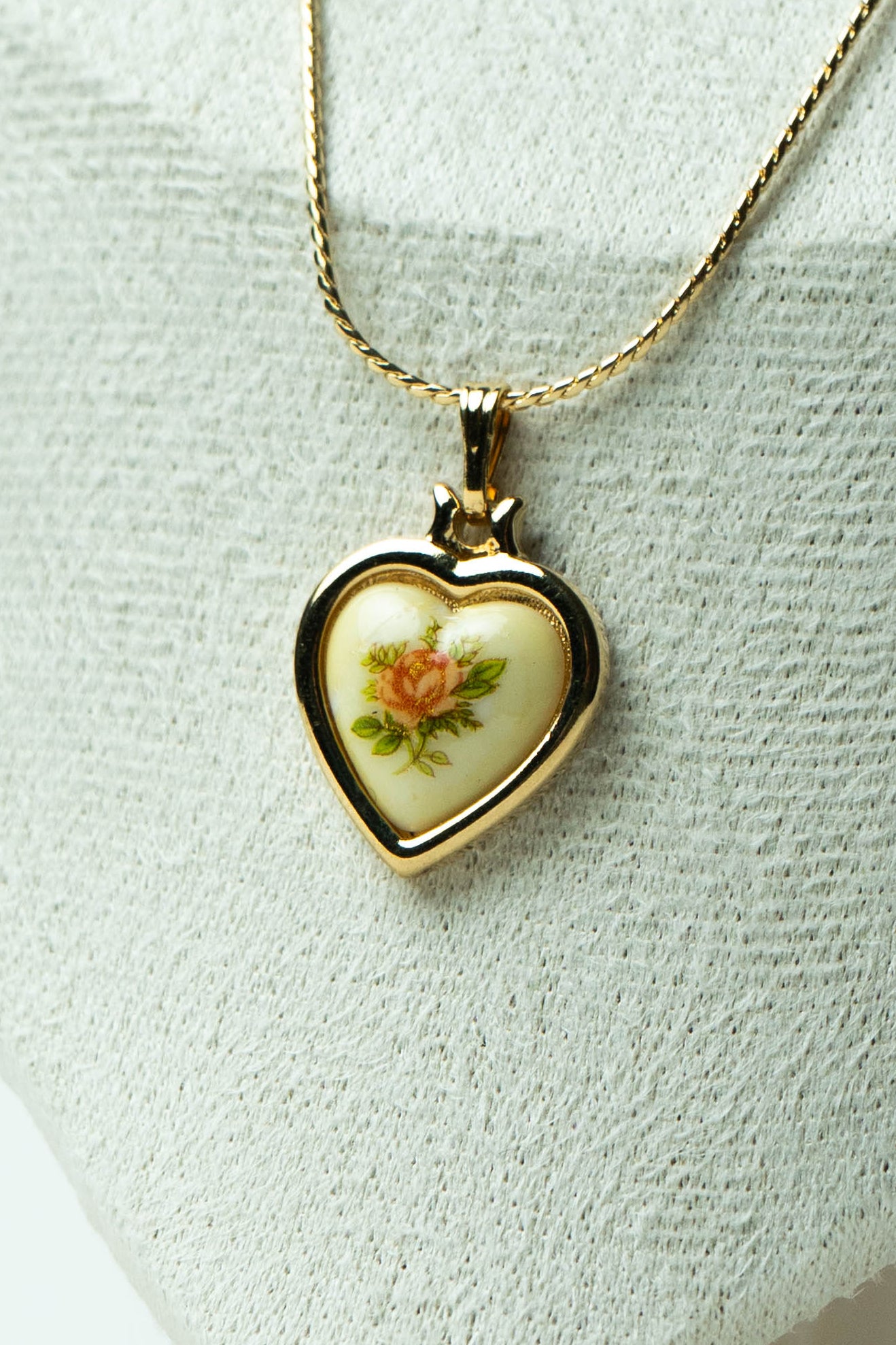 The Nina Ricci Coeur de Rose Porcelain Pendant Necklace
