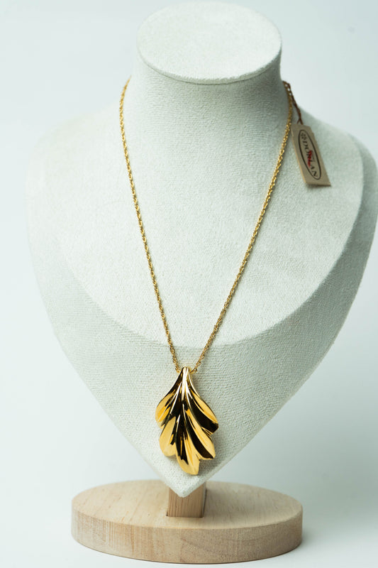 The D’Orlan Feuille Sculptée Pendant Necklace