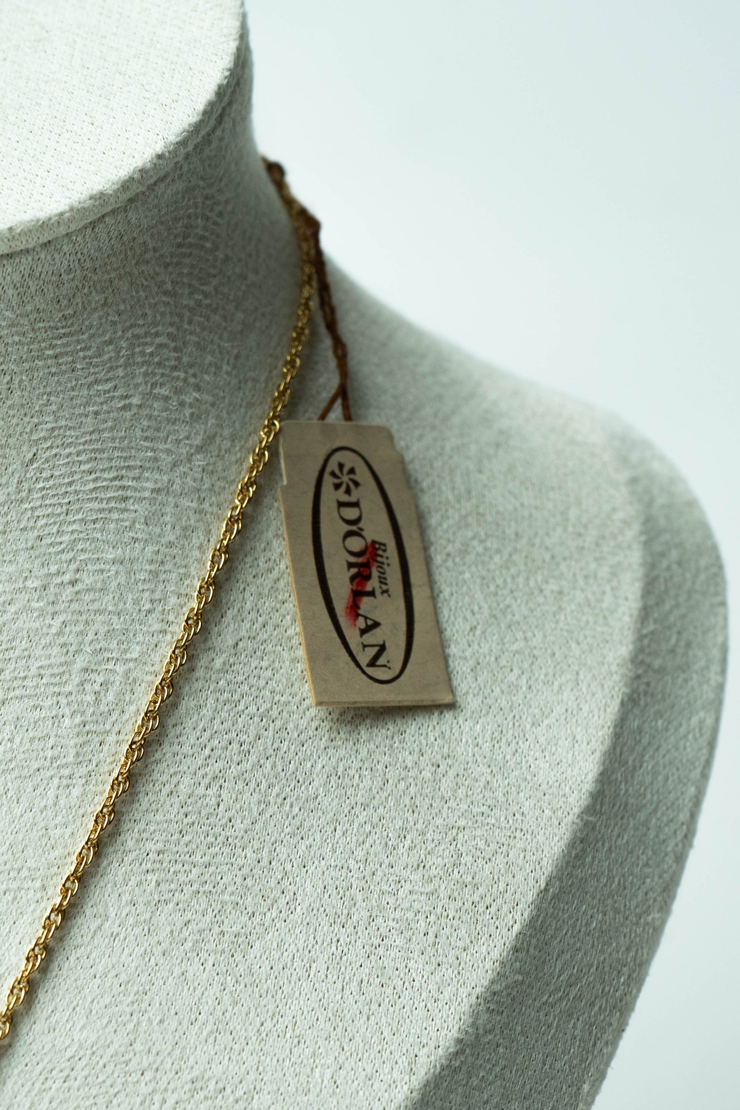 The D’Orlan Feuille Sculptée Pendant Necklace