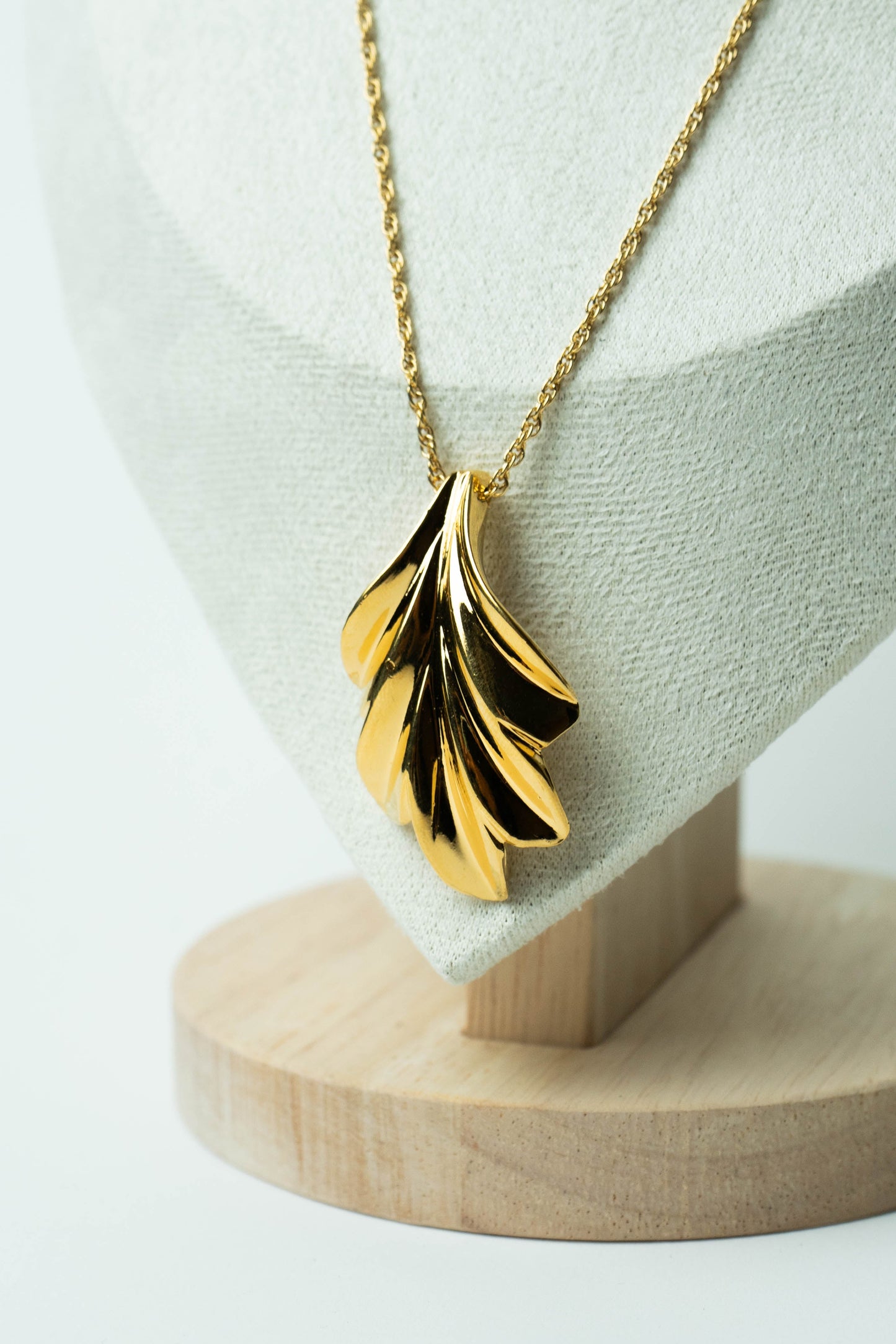 The D’Orlan Feuille Sculptée Pendant Necklace