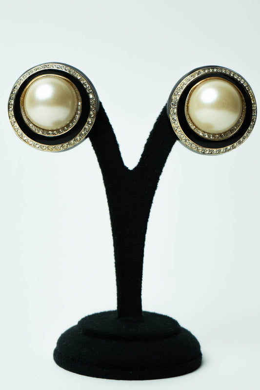 The Nina Ricci Cible de Perle et Émail Noir Earrings