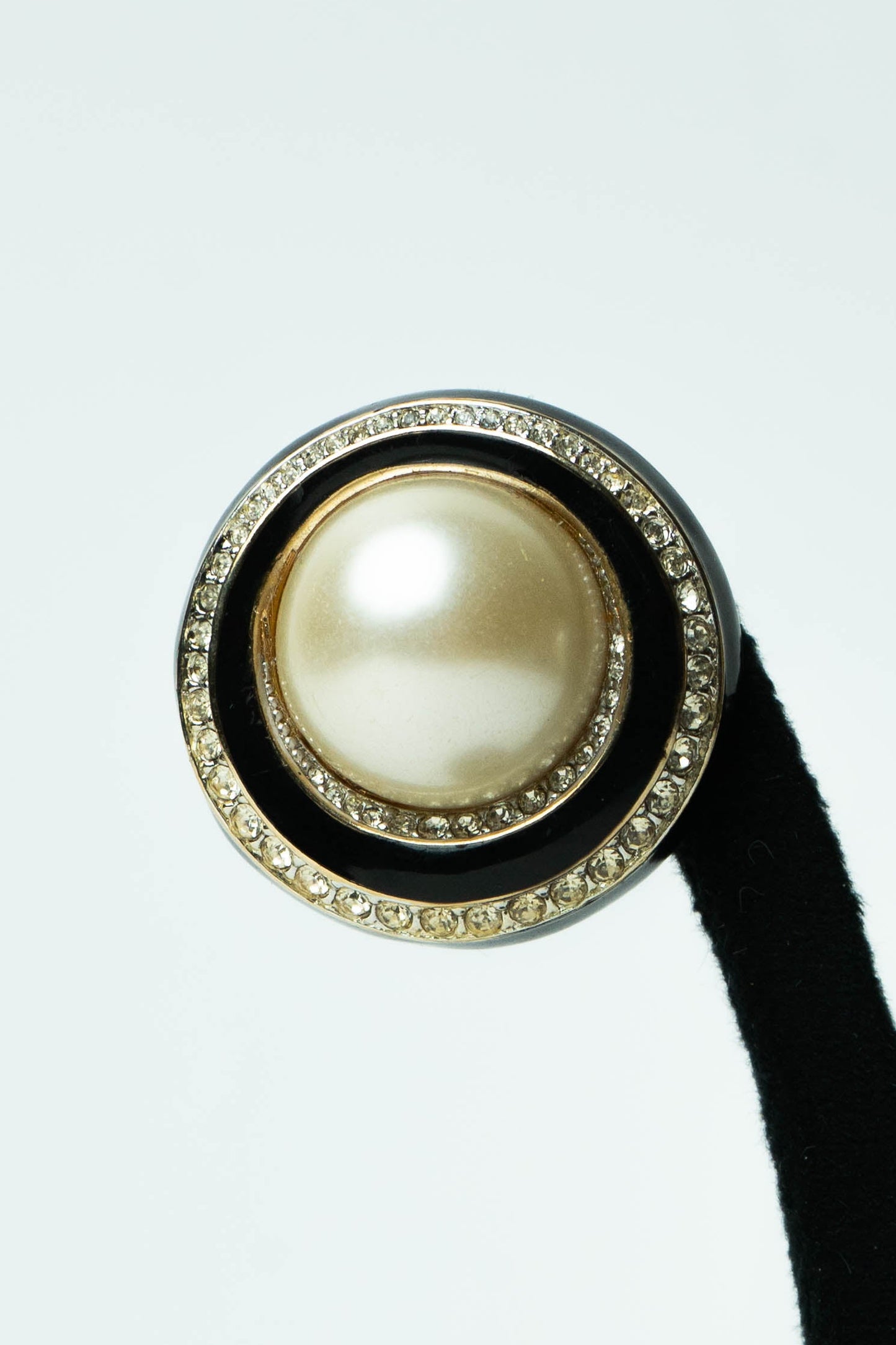 The Nina Ricci Cible de Perle et Émail Noir Earrings