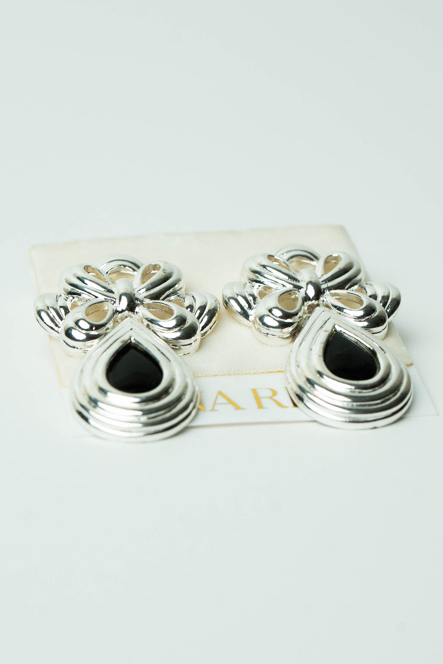 The Nina Ricci Nœud Baroque et Goutte de jais Earrings