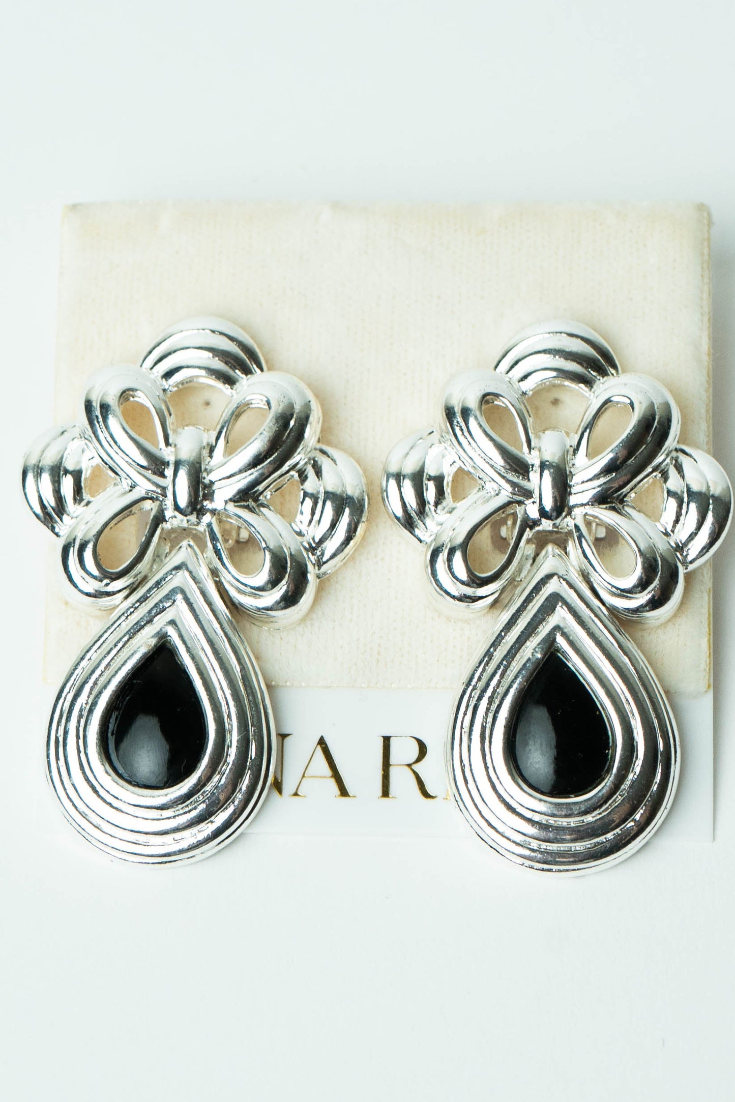 The Nina Ricci Nœud Baroque et Goutte de jais Earrings