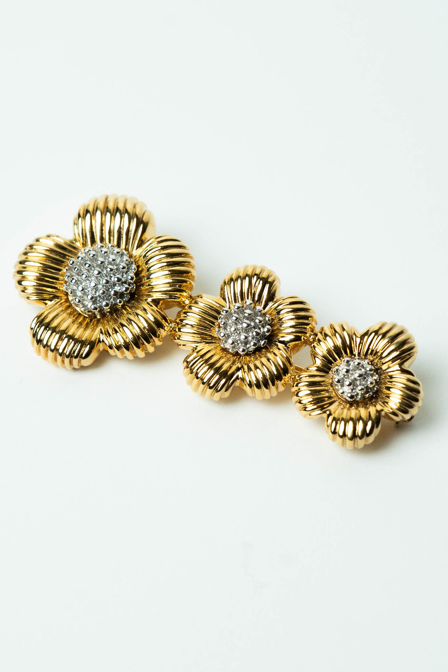 The Nina Ricci Trio de Fleurs Côtelées au Cœur Granulé Brooch