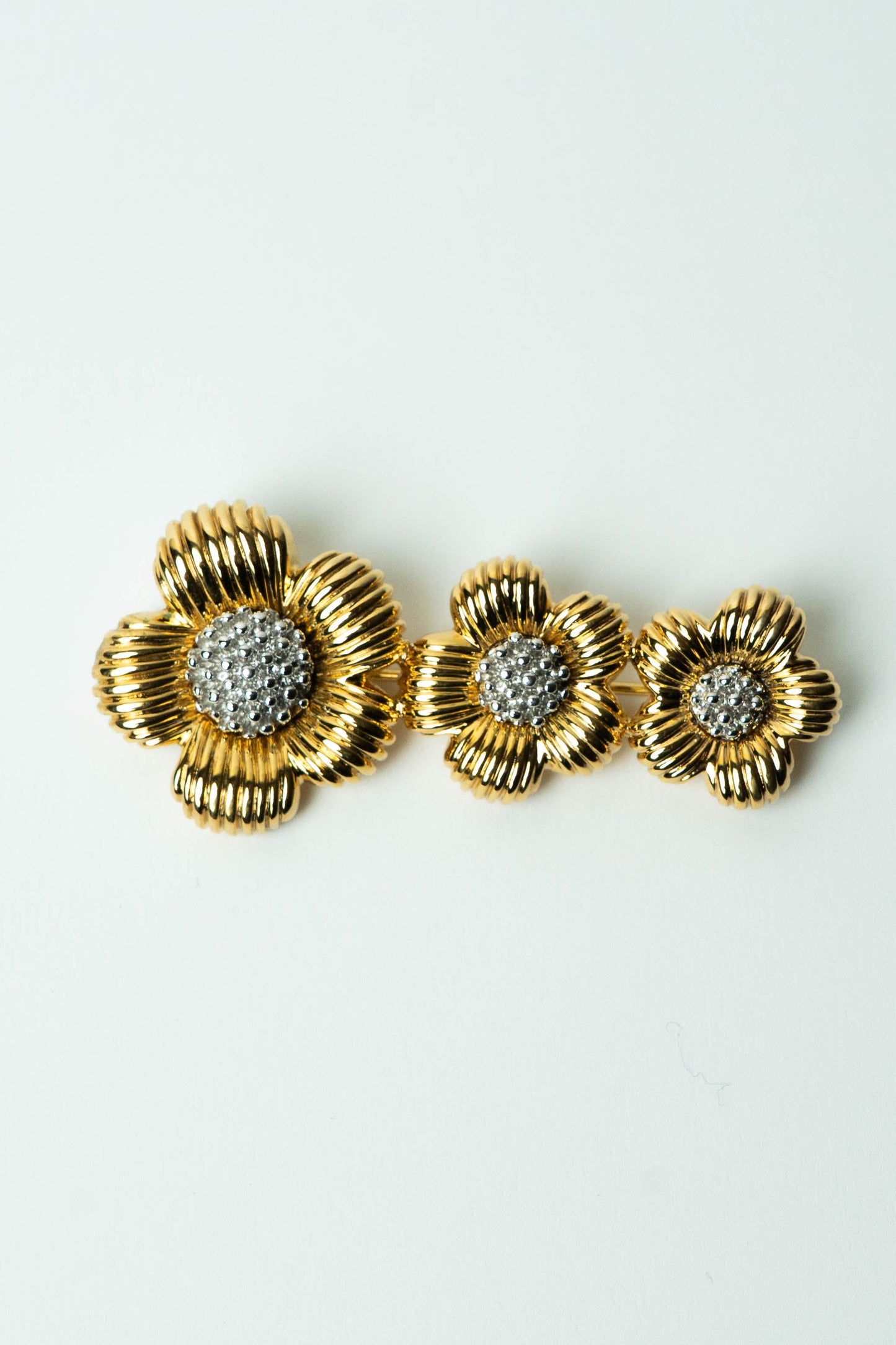 The Nina Ricci Trio de Fleurs Côtelées au Cœur Granulé Brooch