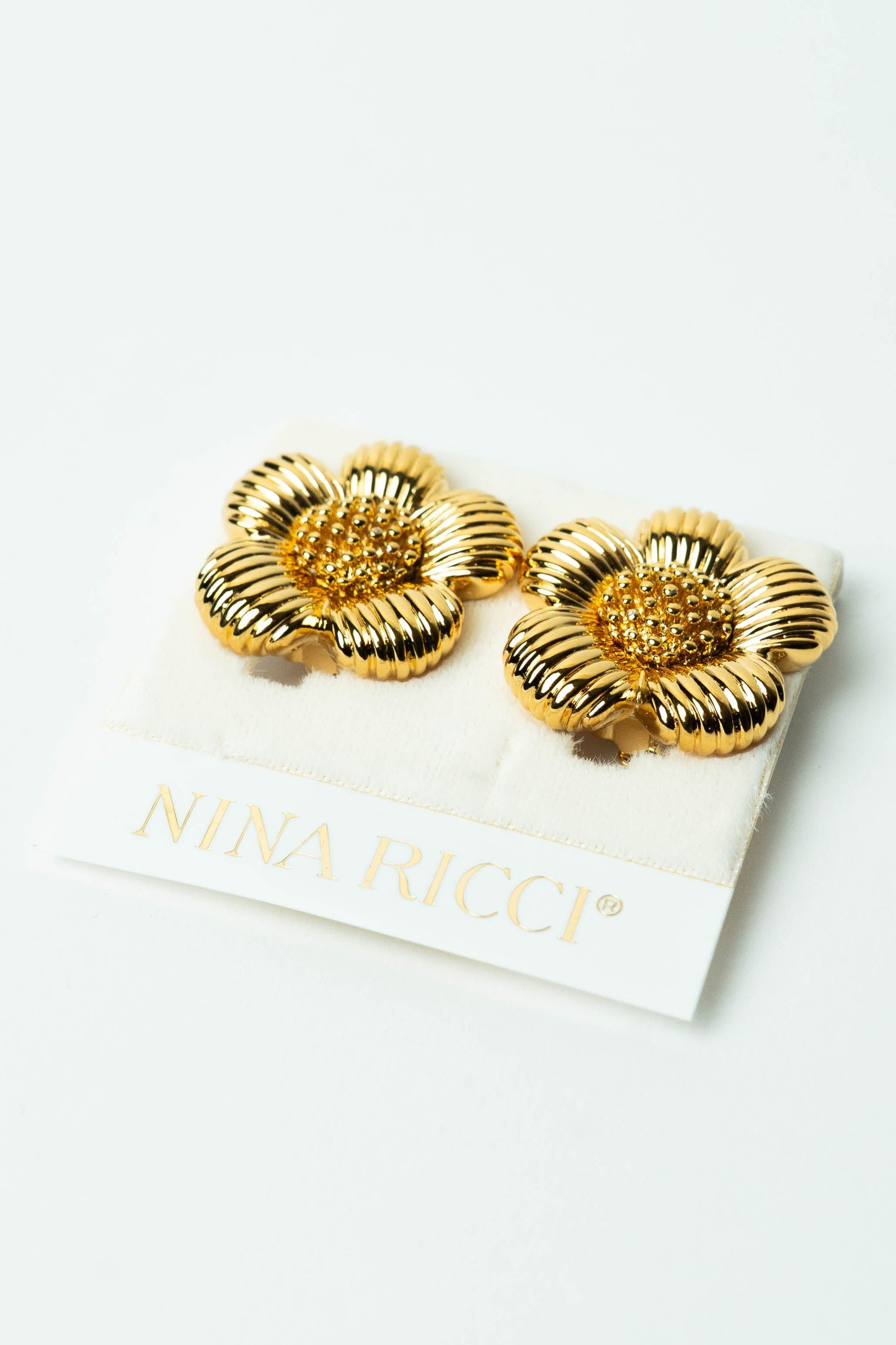 The Nina Ricci Fleur Côtelée d’Or au Cœur Granulé Clip-On Earrings
