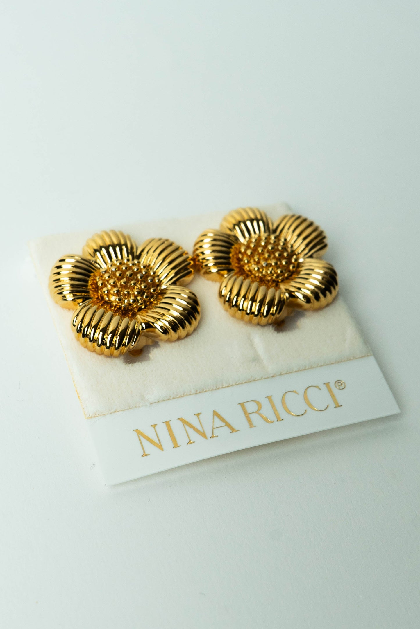 The Nina Ricci Fleur Côtelée d’Or au Cœur Granulé Clip-On Earrings