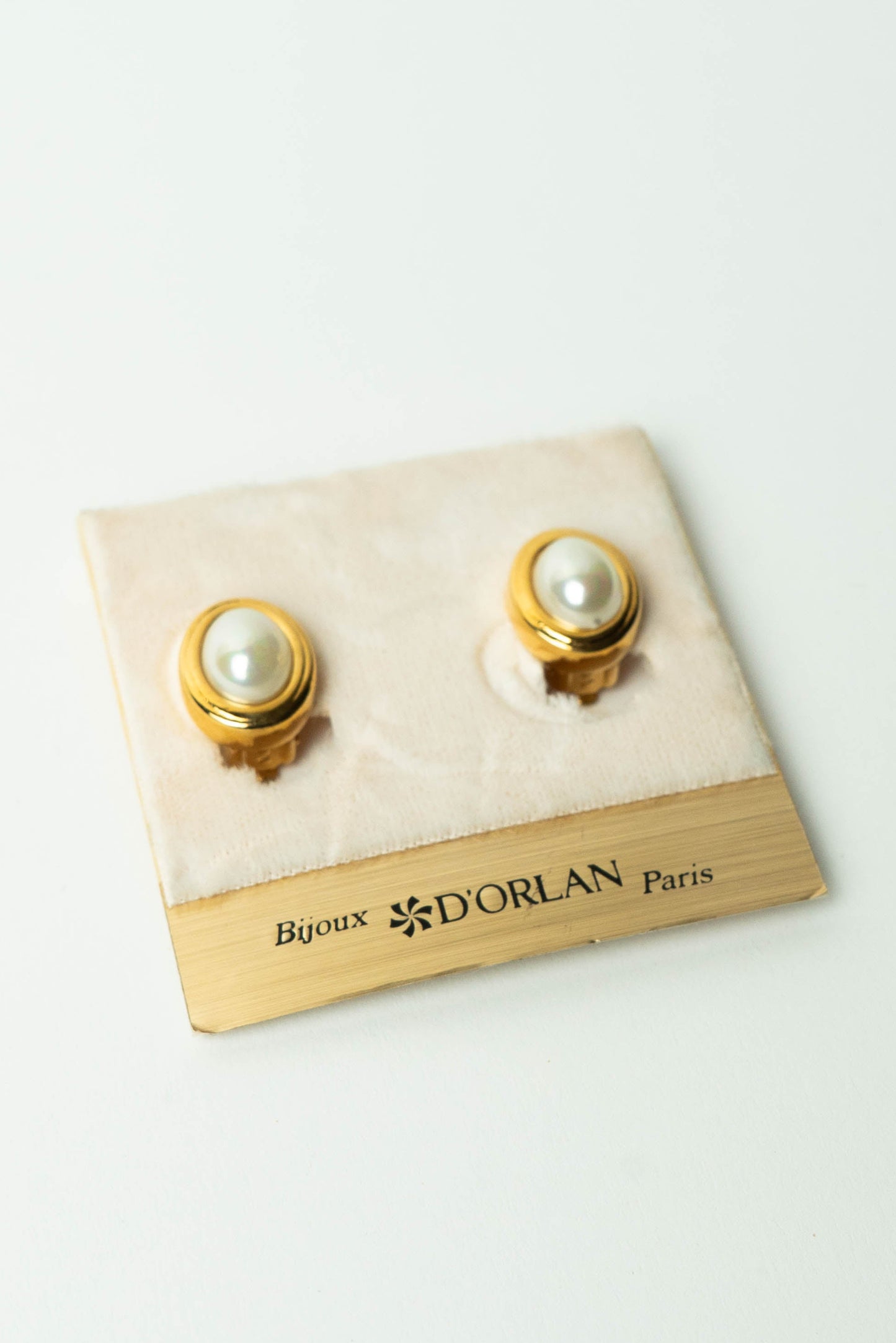 The Bijoux D'Orlan Cabochon de Perle Ovale Clip-On Earrings