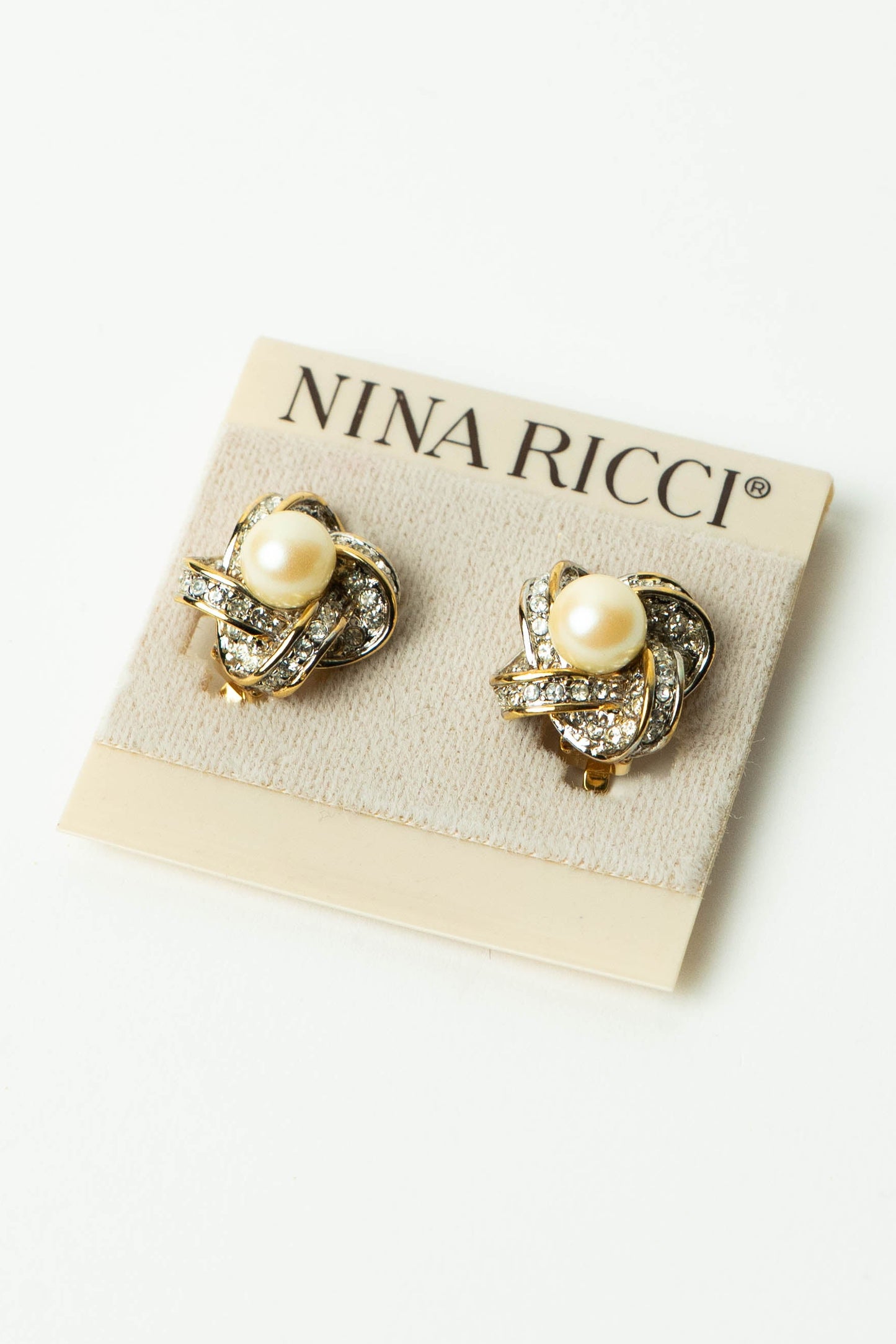 The Nina Ricci Nœud d’Amour de Cristal et Perle Clip-On Earrings