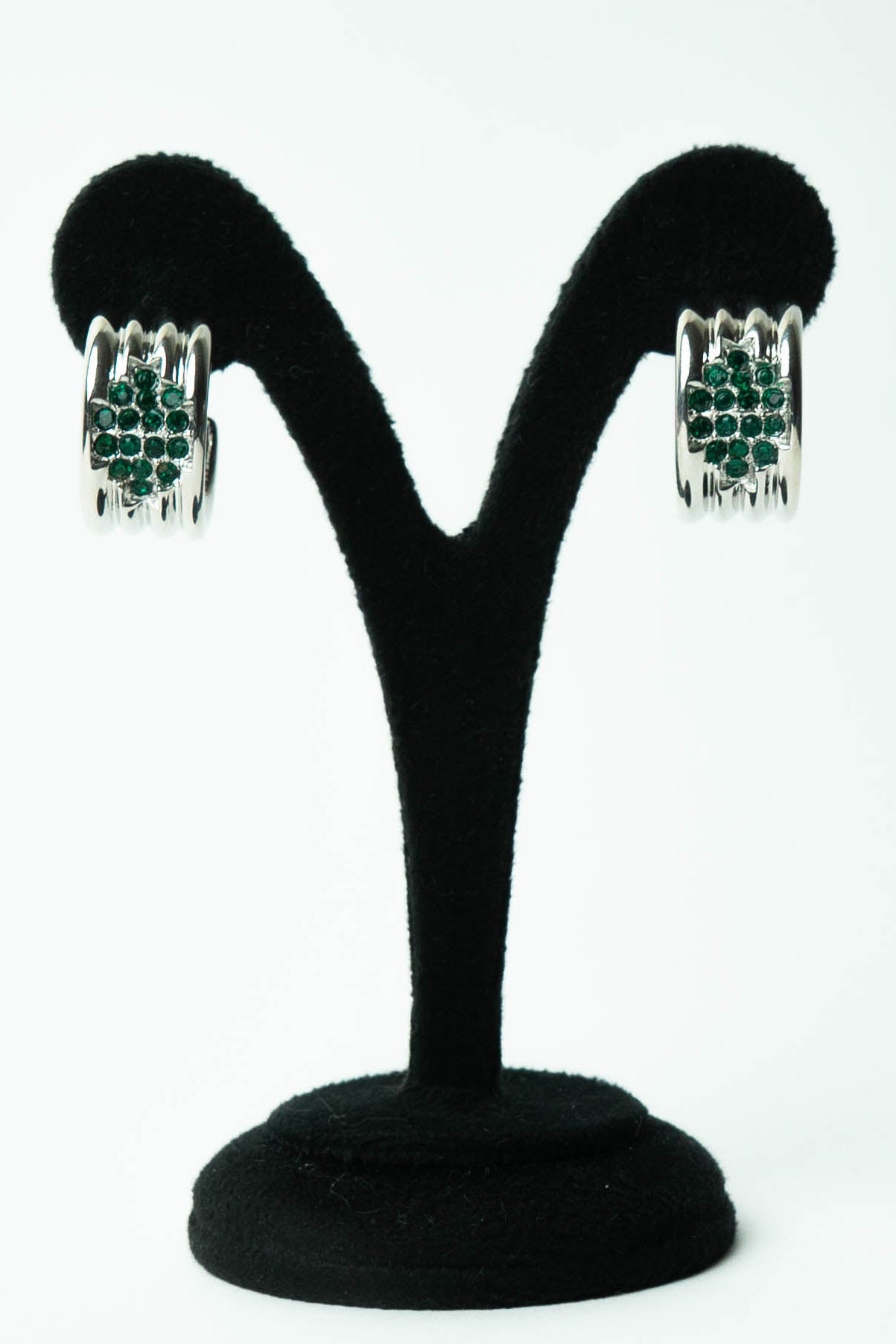 The Nina Ricci Demi-Créole Côtelée et Losange d'Émeraude Stud Earrings