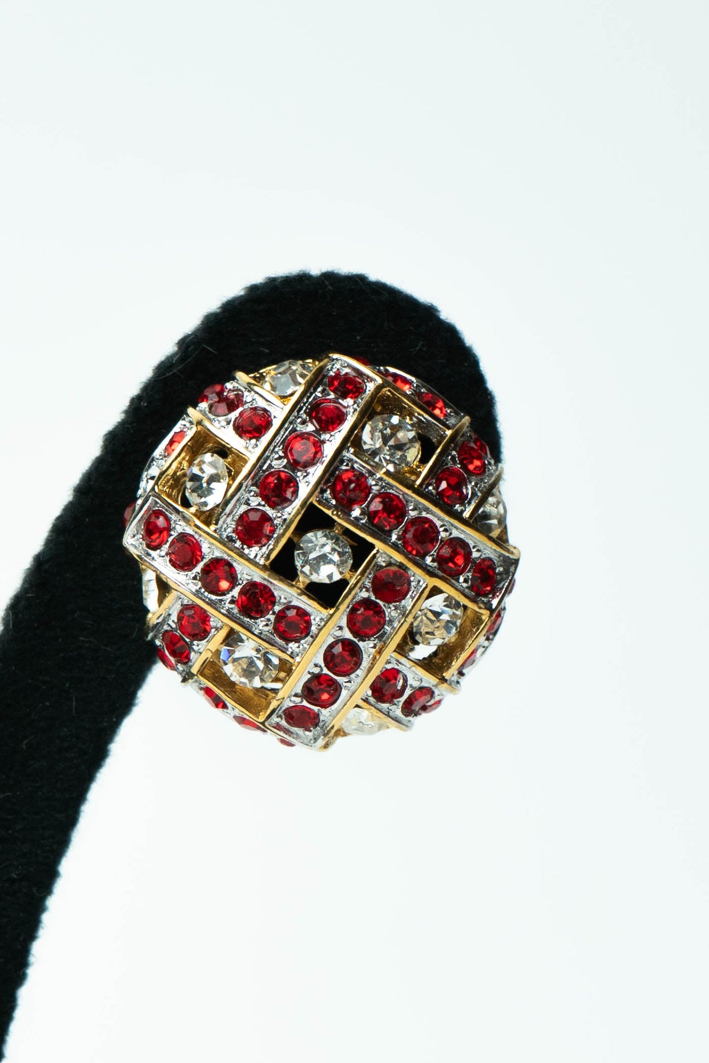 The Nina Ricci Dôme en Treillis de Rubis et Cristal Earrings