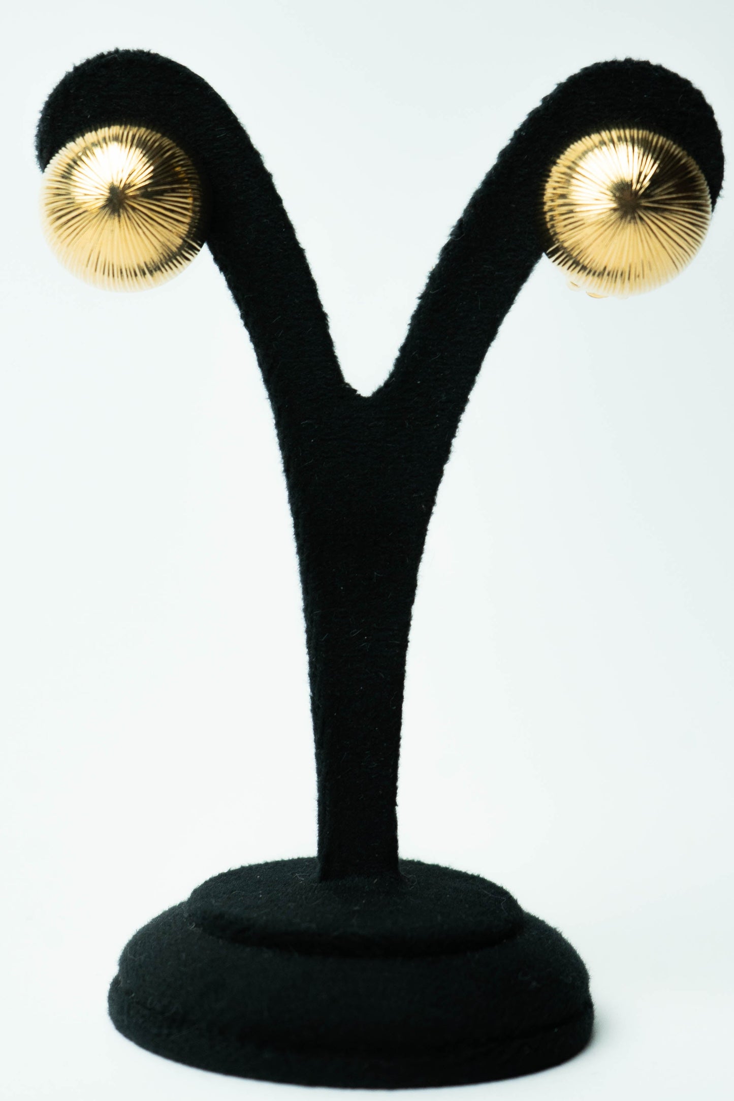 The Alpha Dôme Rayonnant d'Or Clip-On Earrings