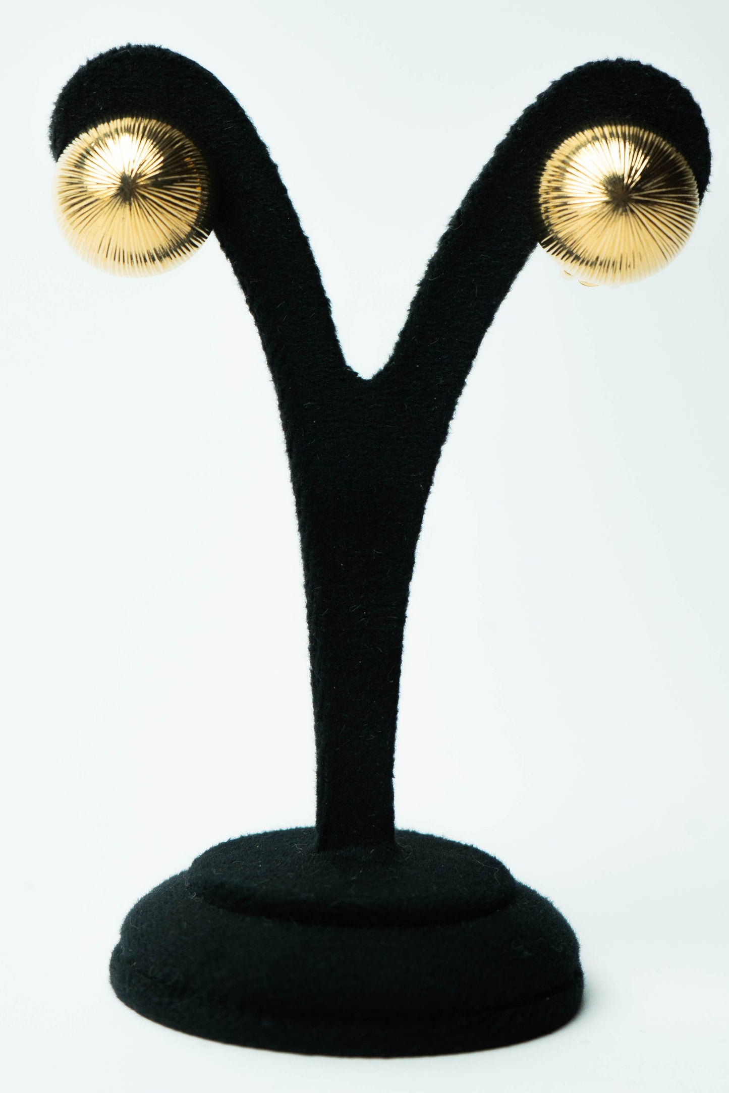 The Alpha Dôme Rayonnant d'Or Clip-On Earrings