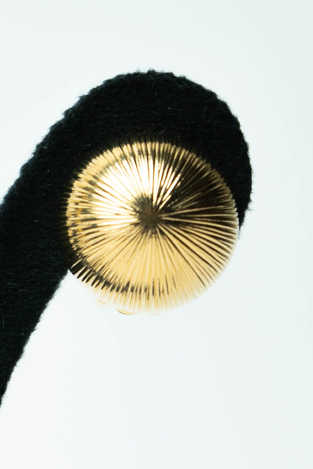 The Alpha Dôme Rayonnant d'Or Clip-On Earrings