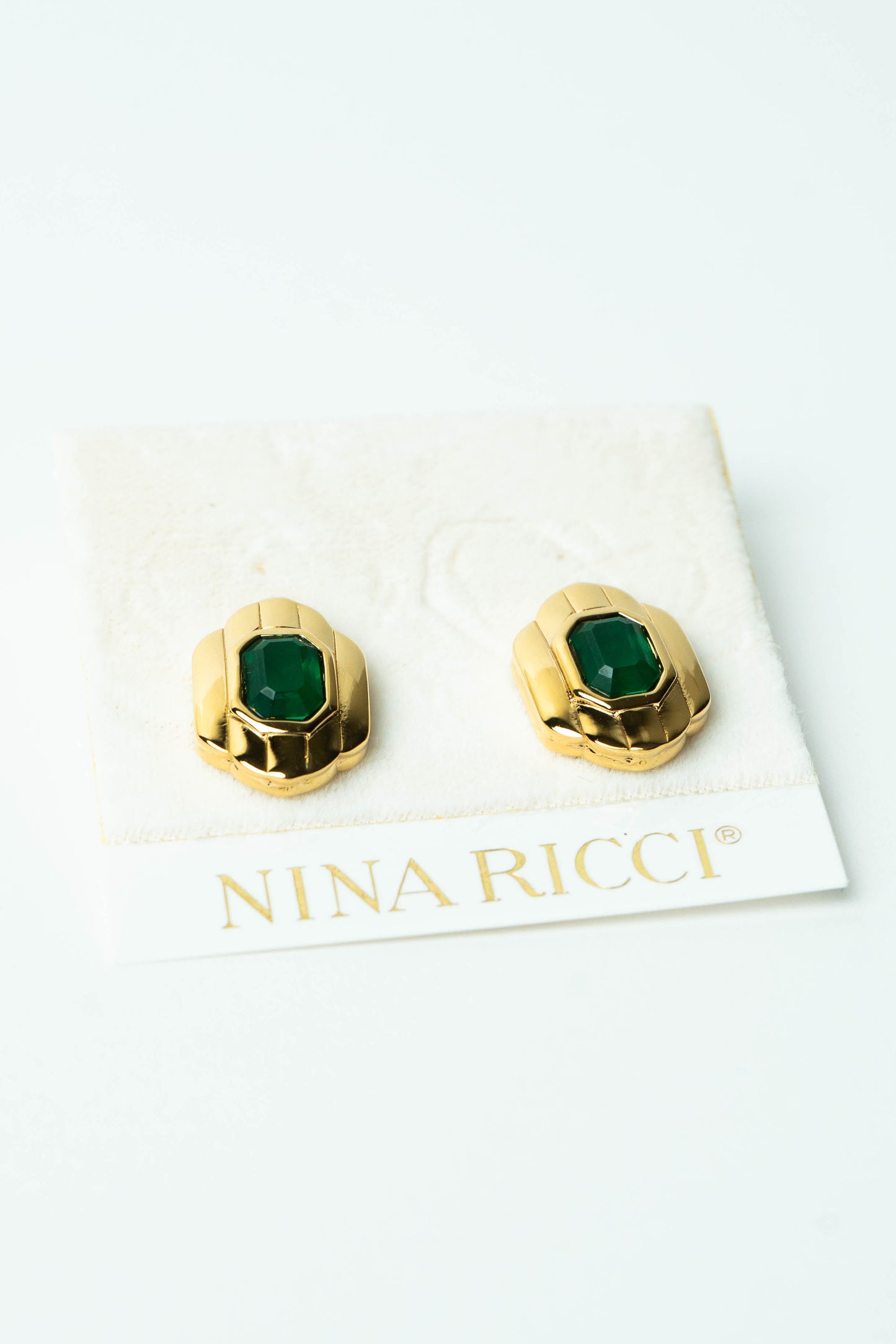The Nina Ricci Émeraude Octogonale et Cadre Côtelé Stud Earrings