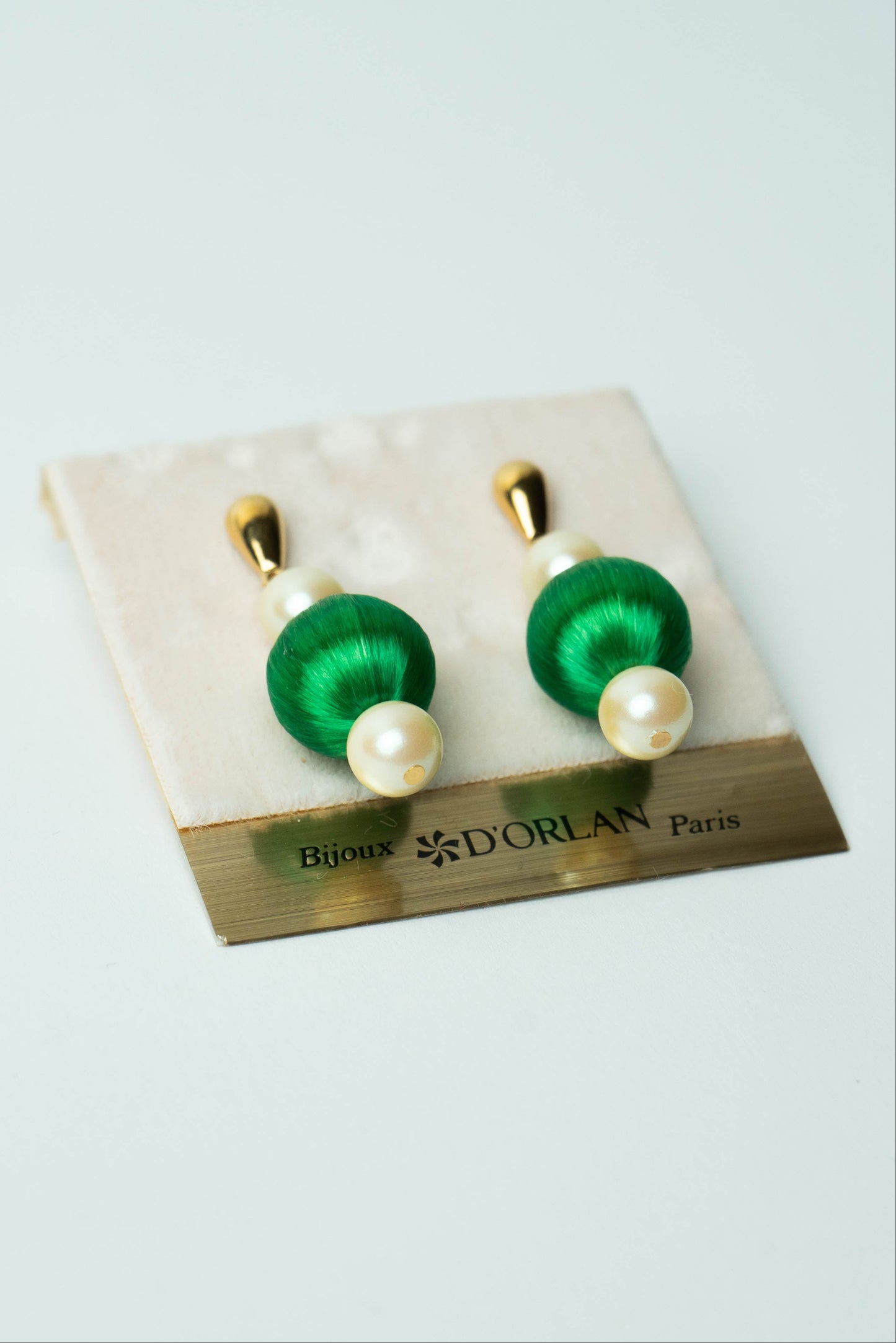 The D'Orlan Gland de Soie Verte et Perle Drop Stud Earrings