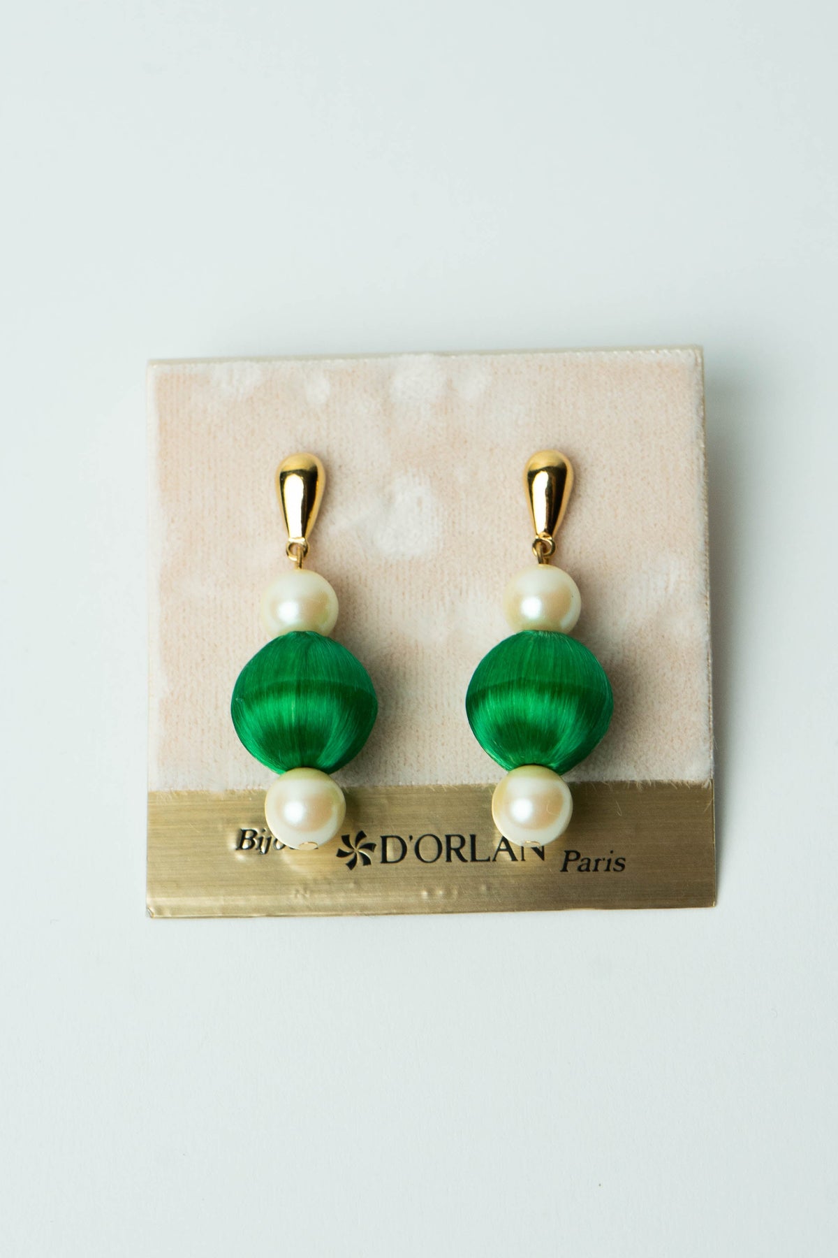The D'Orlan Gland de Soie Verte et Perle Drop Stud Earrings